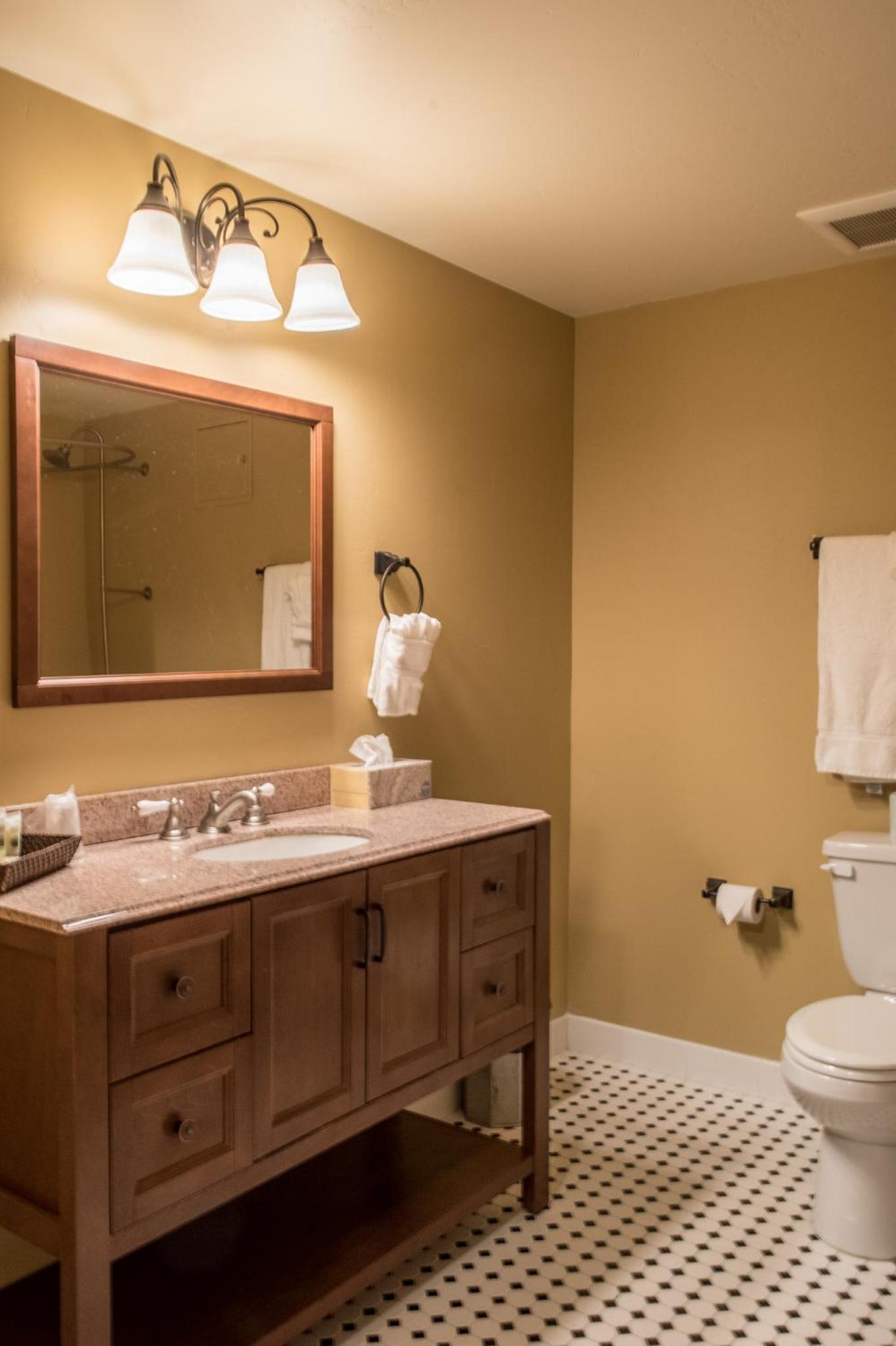 Queen Room photo 2