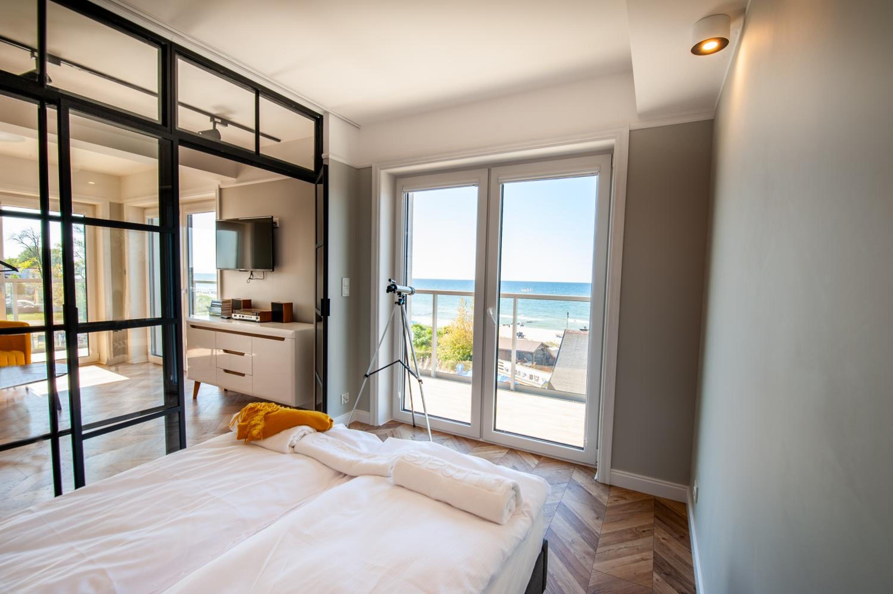 Deluxe Apartment with Balcony and Sea View photo 3