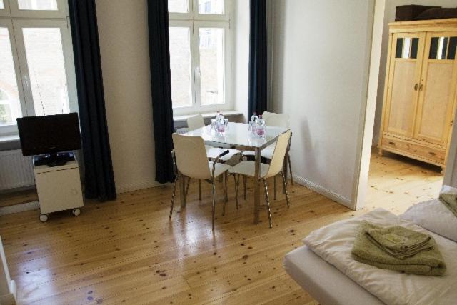One-Bedroom Apartment with open kitchen and balcony (41 m2) photo 2