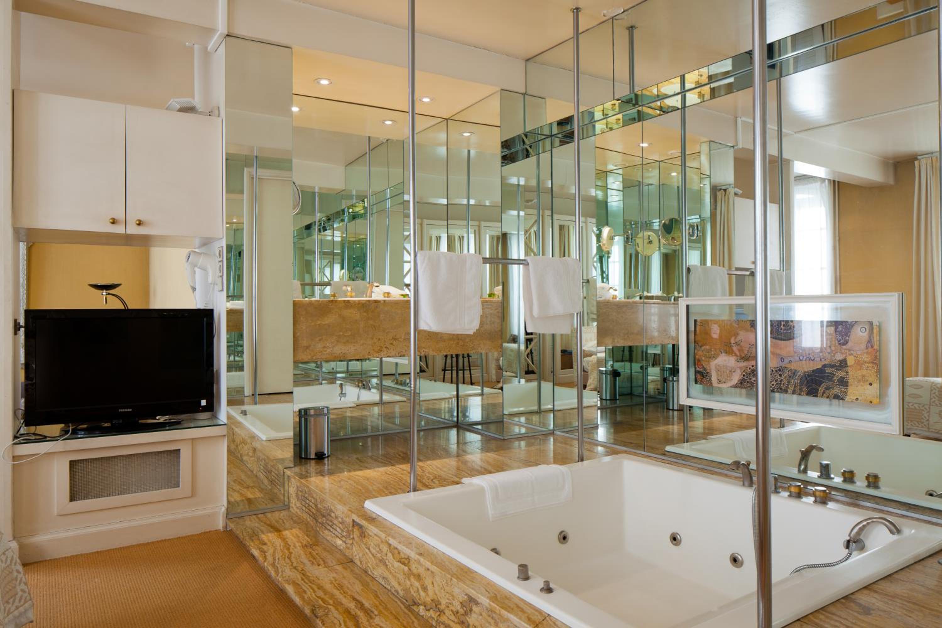 Suite - Photo 2