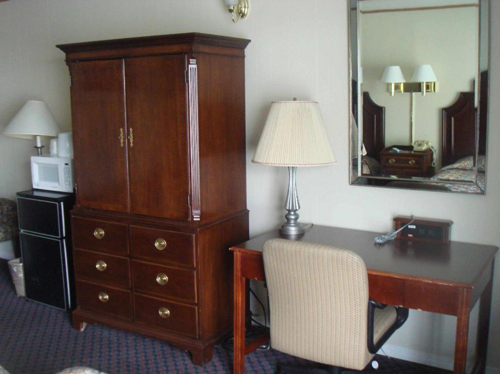 Standard Queen Room with Two Queen Beds - Non-Smoking - Photo 2