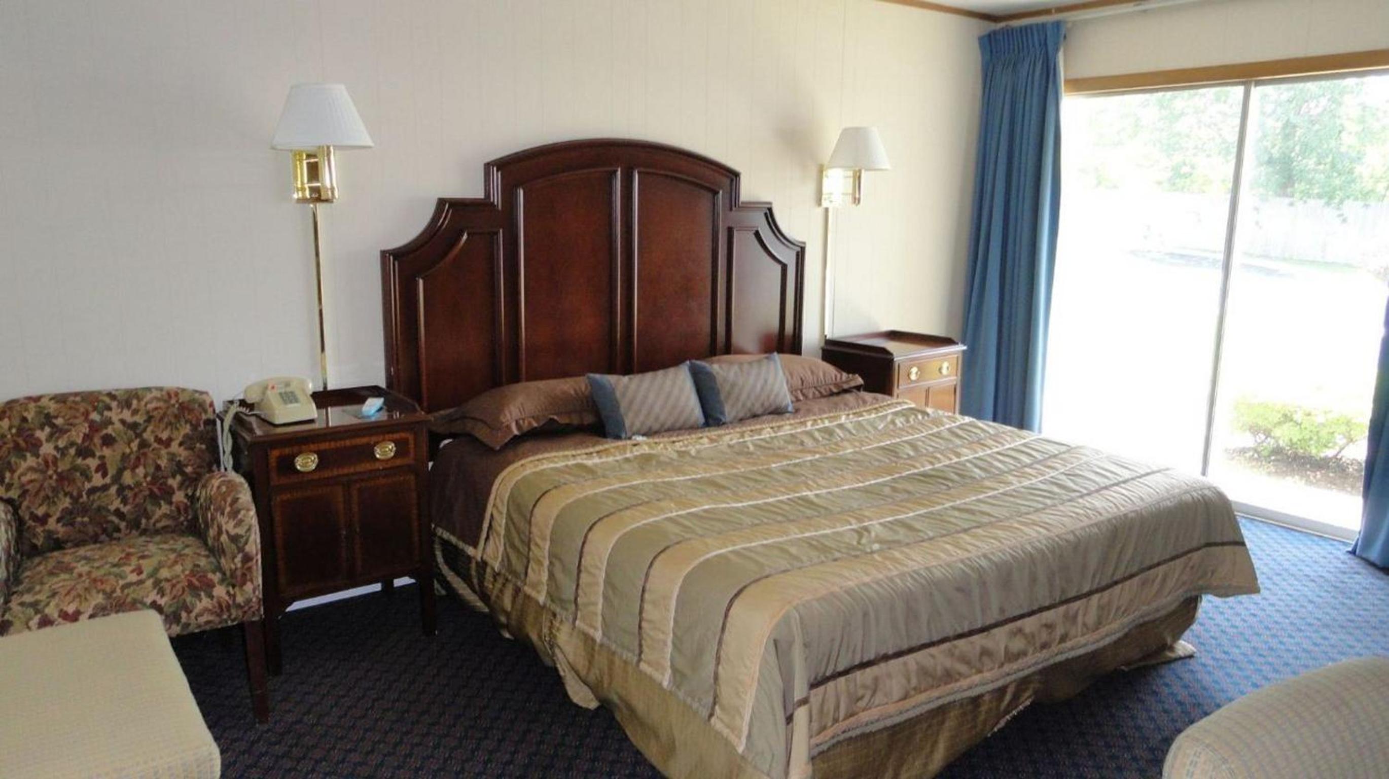 Standard King Room - Non-Smoking  - Photo 4