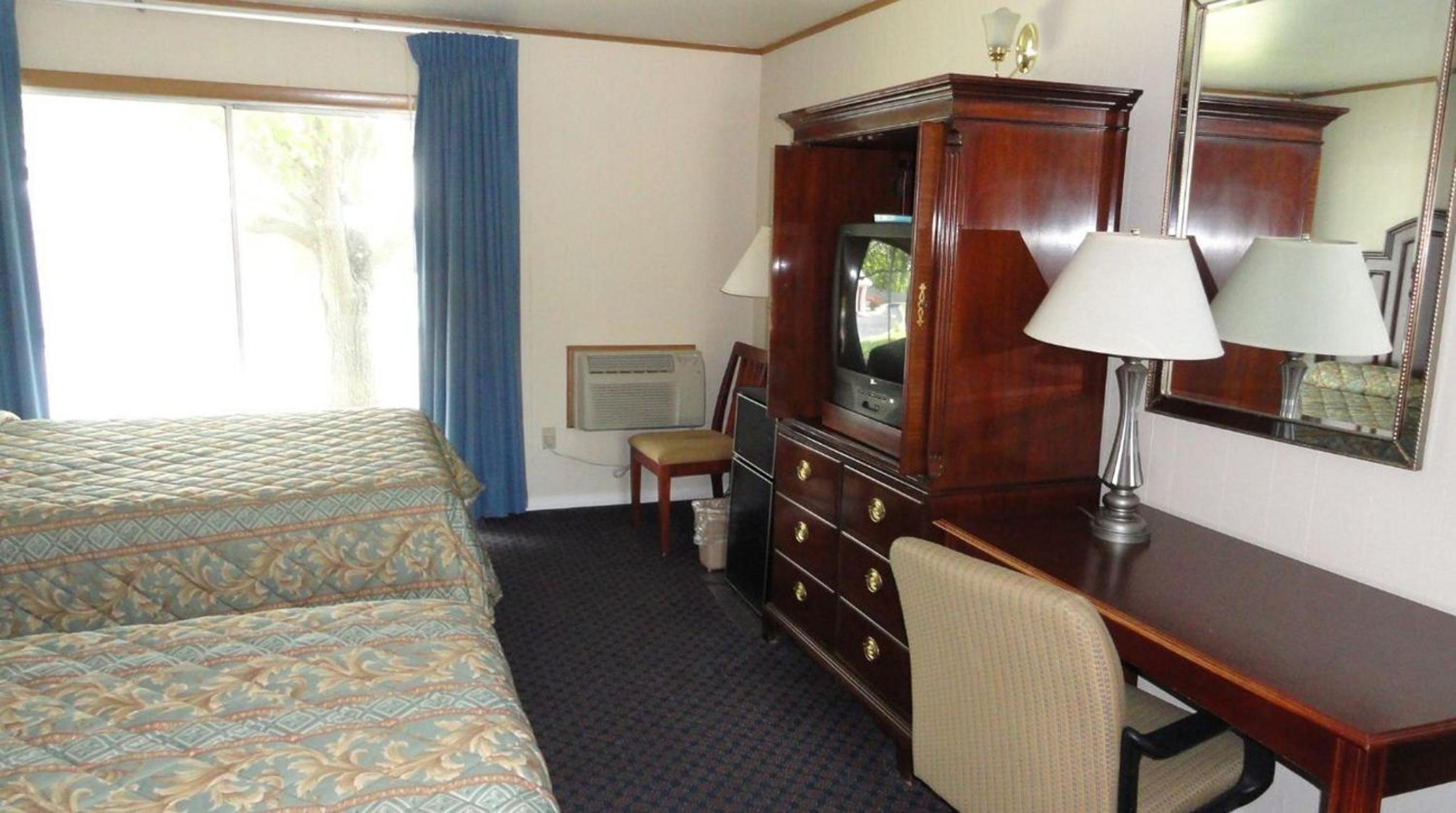 Standard Queen Room with Two Queen Beds - Non-Smoking - Photo 1