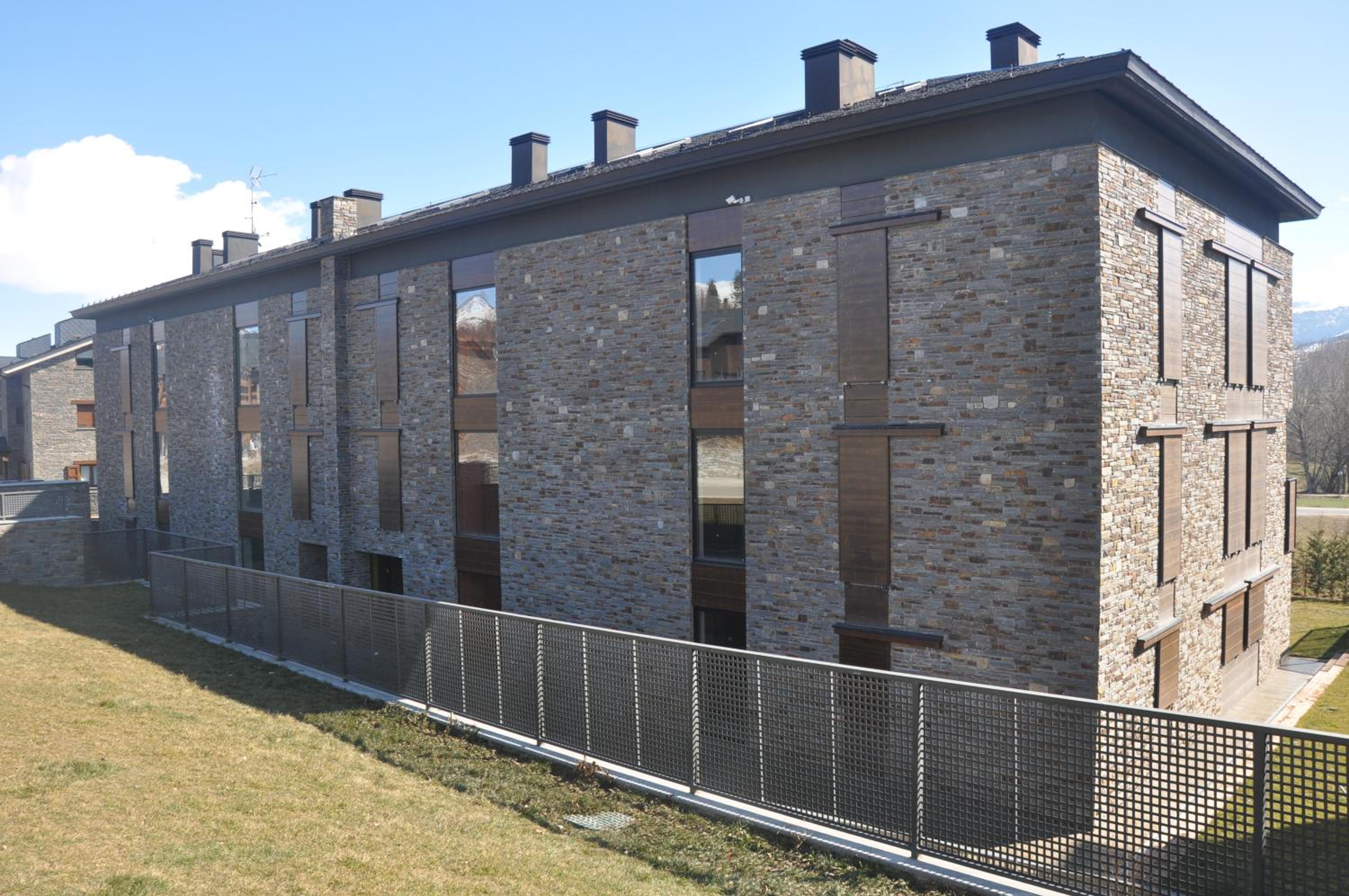 One-Bedroom Apartment with Garden Access (4 Adults) photo 2