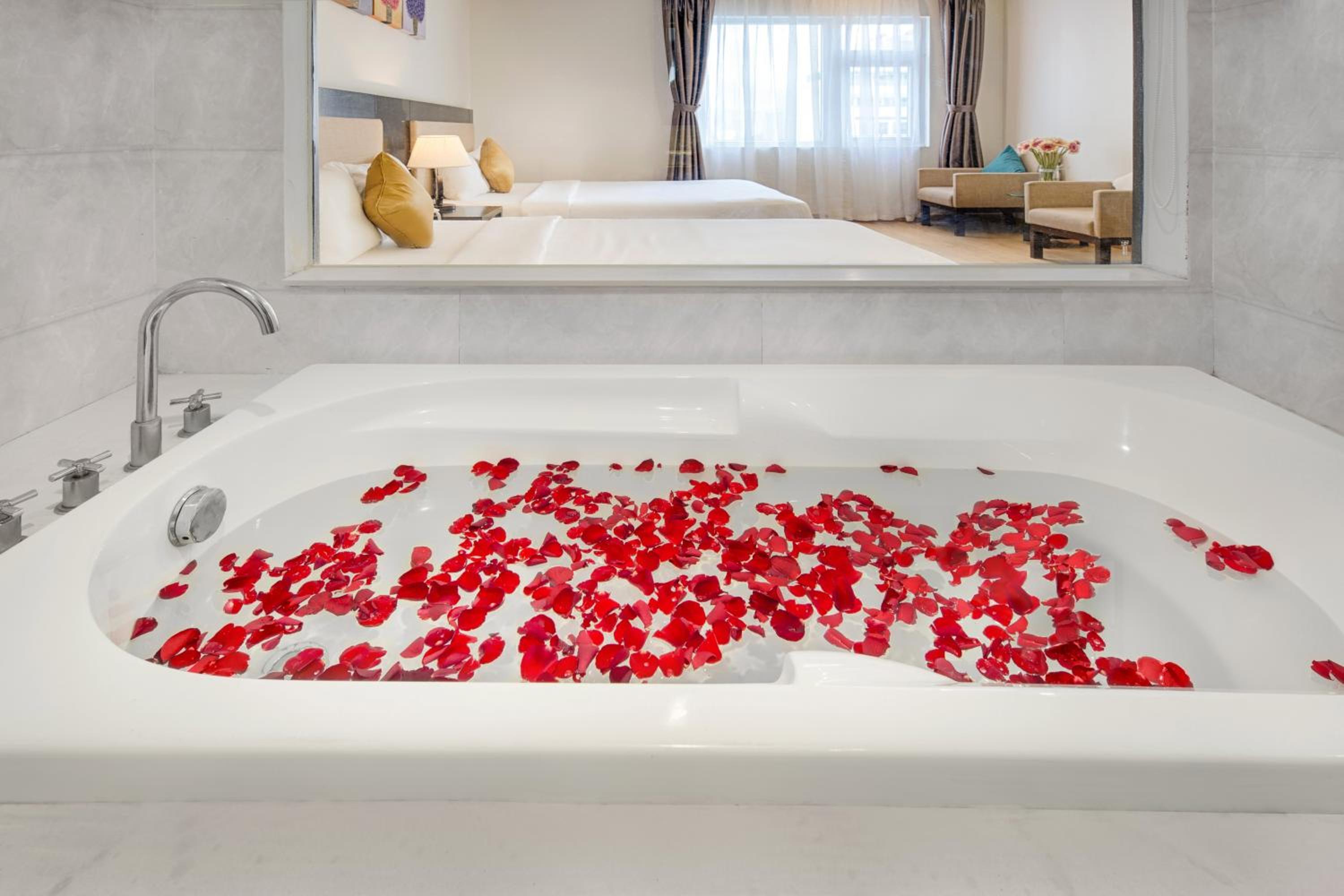 Family Room City View with Bathtub - Photo 10