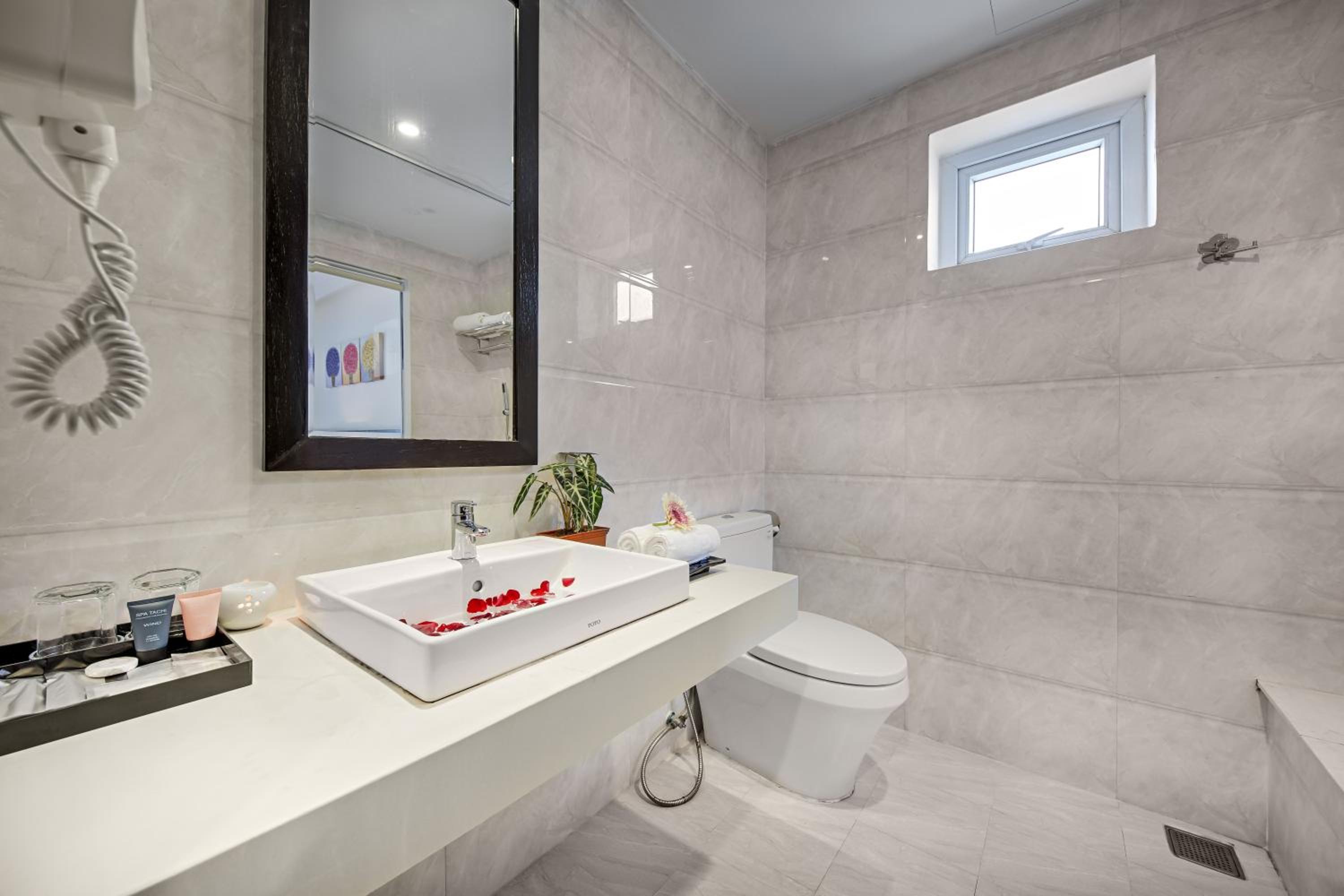 Family Room City View with Bathtub - Photo 14