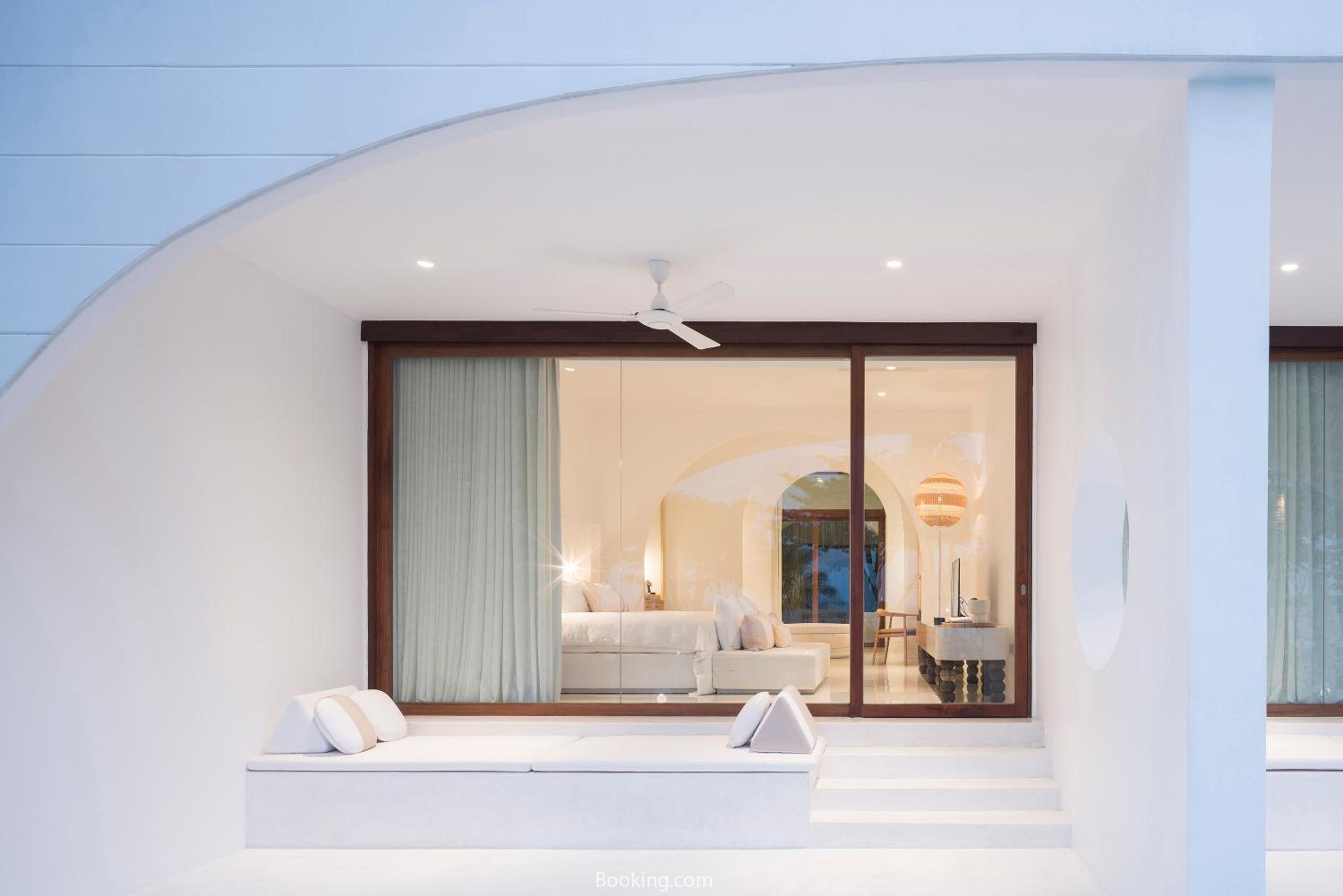 Oceanfront Garden Pool Suite photo 3
