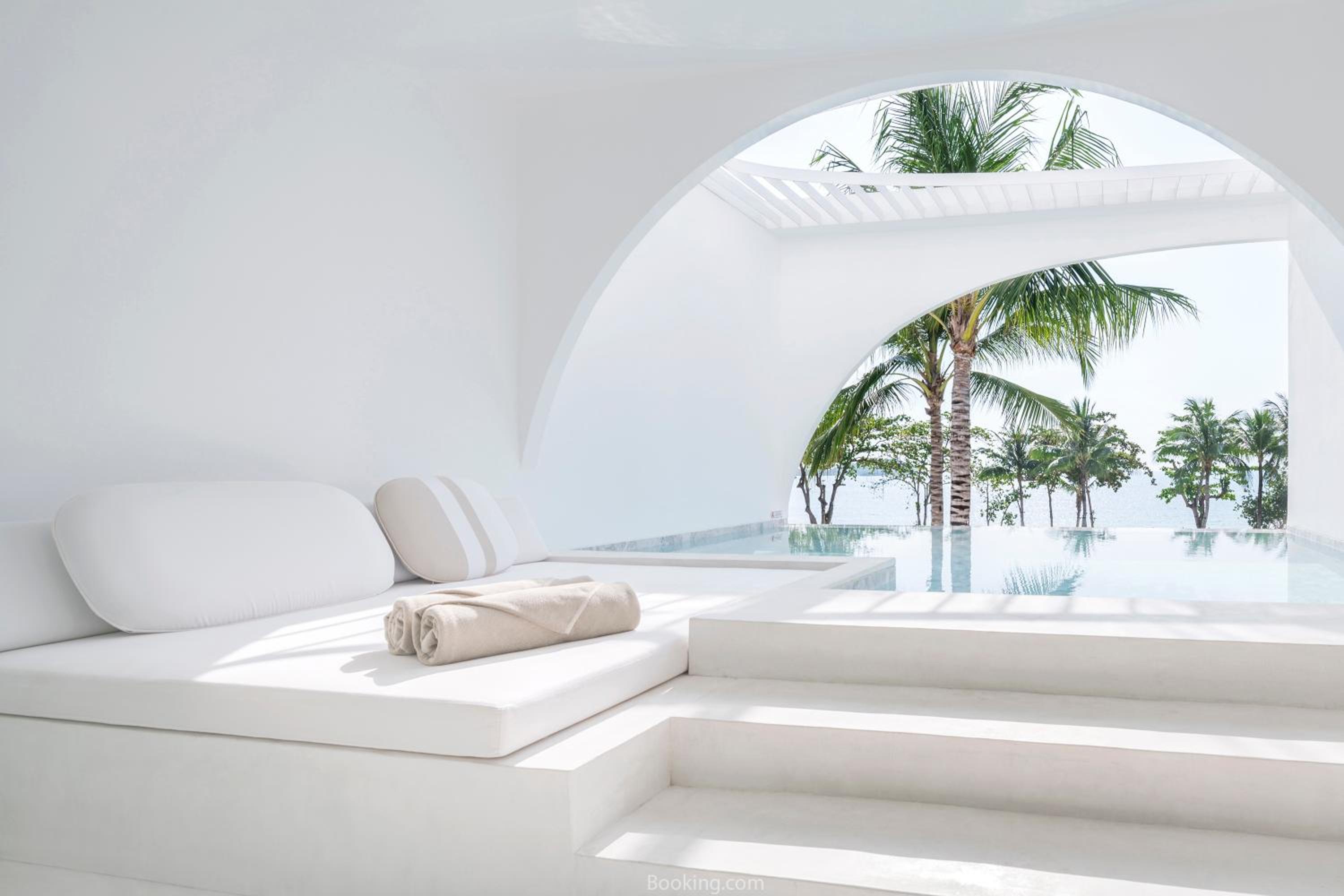 Oceanfront Balcony Pool Suite photo 3