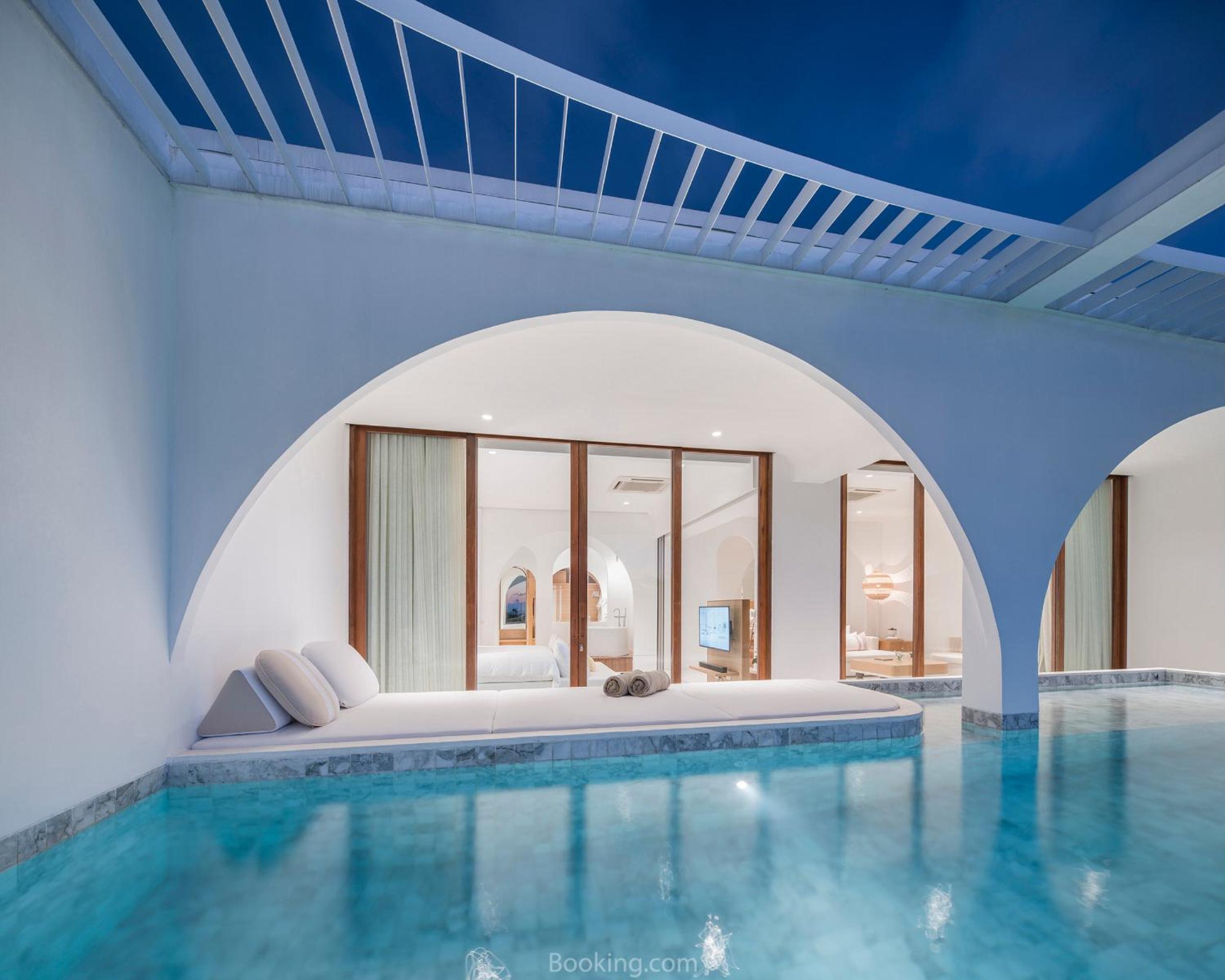 Oceanfront One-bedroom Pool Suite photo 2