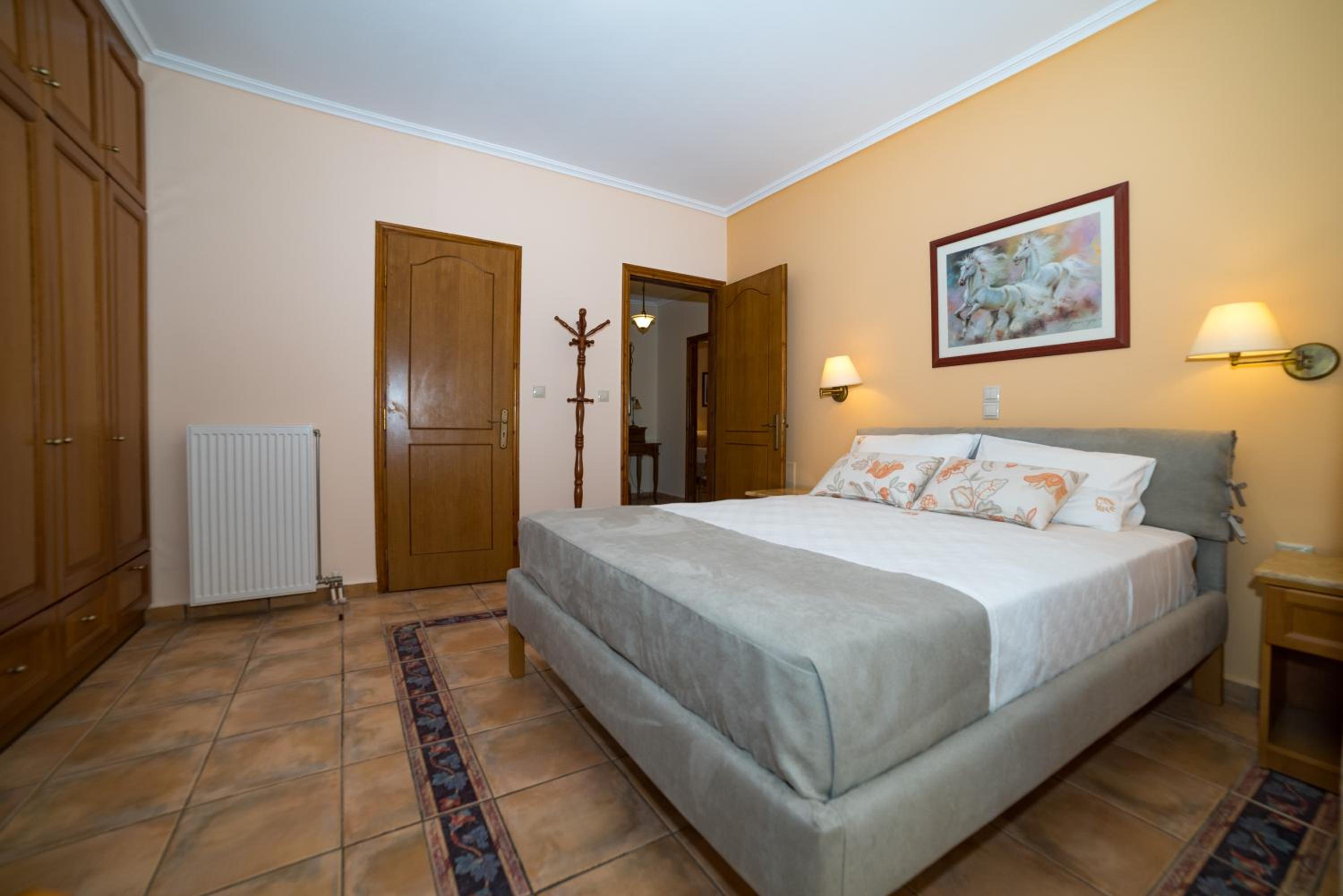 Deluxe Queen Suite - Photo 8