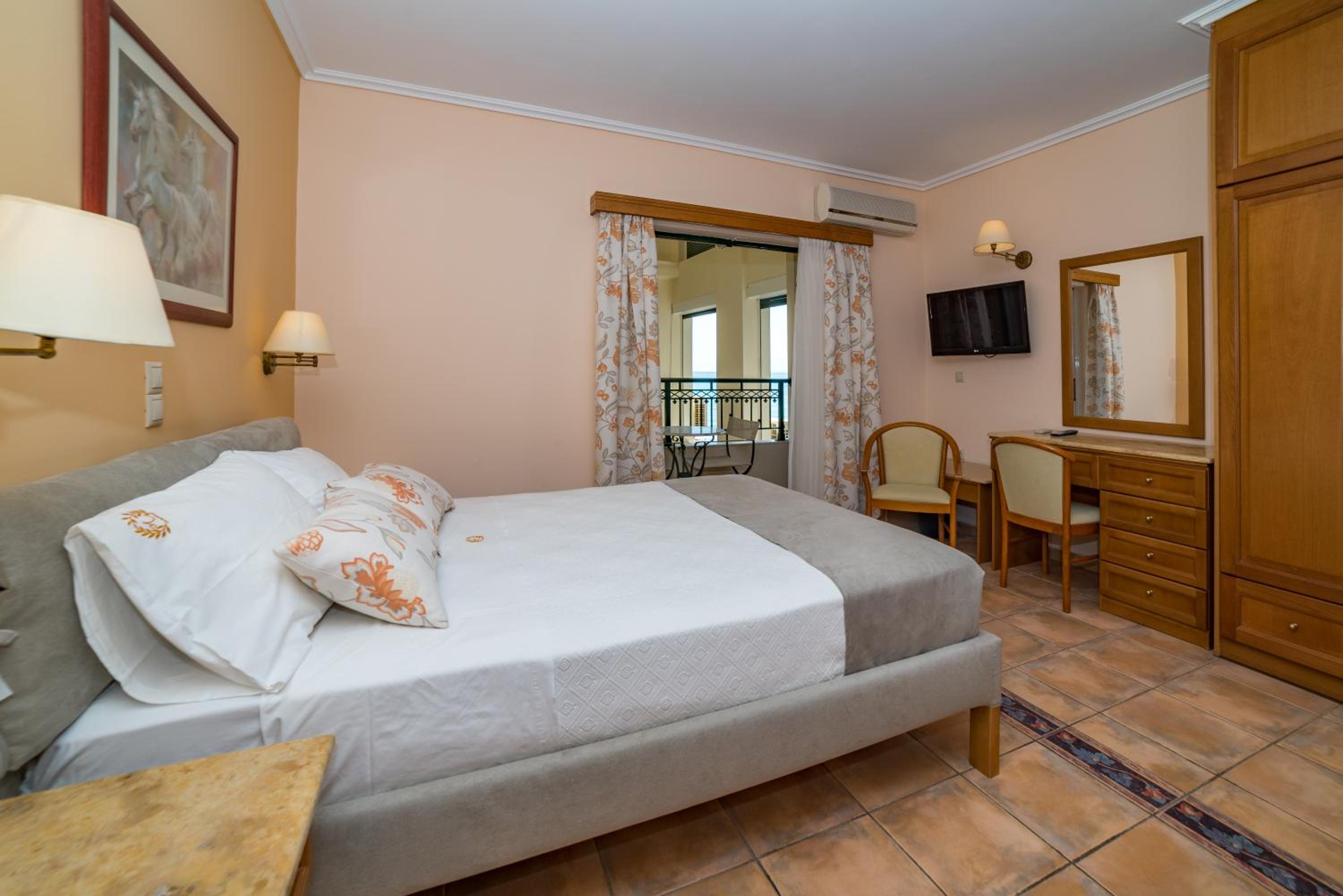 Deluxe Queen Suite - Photo 6