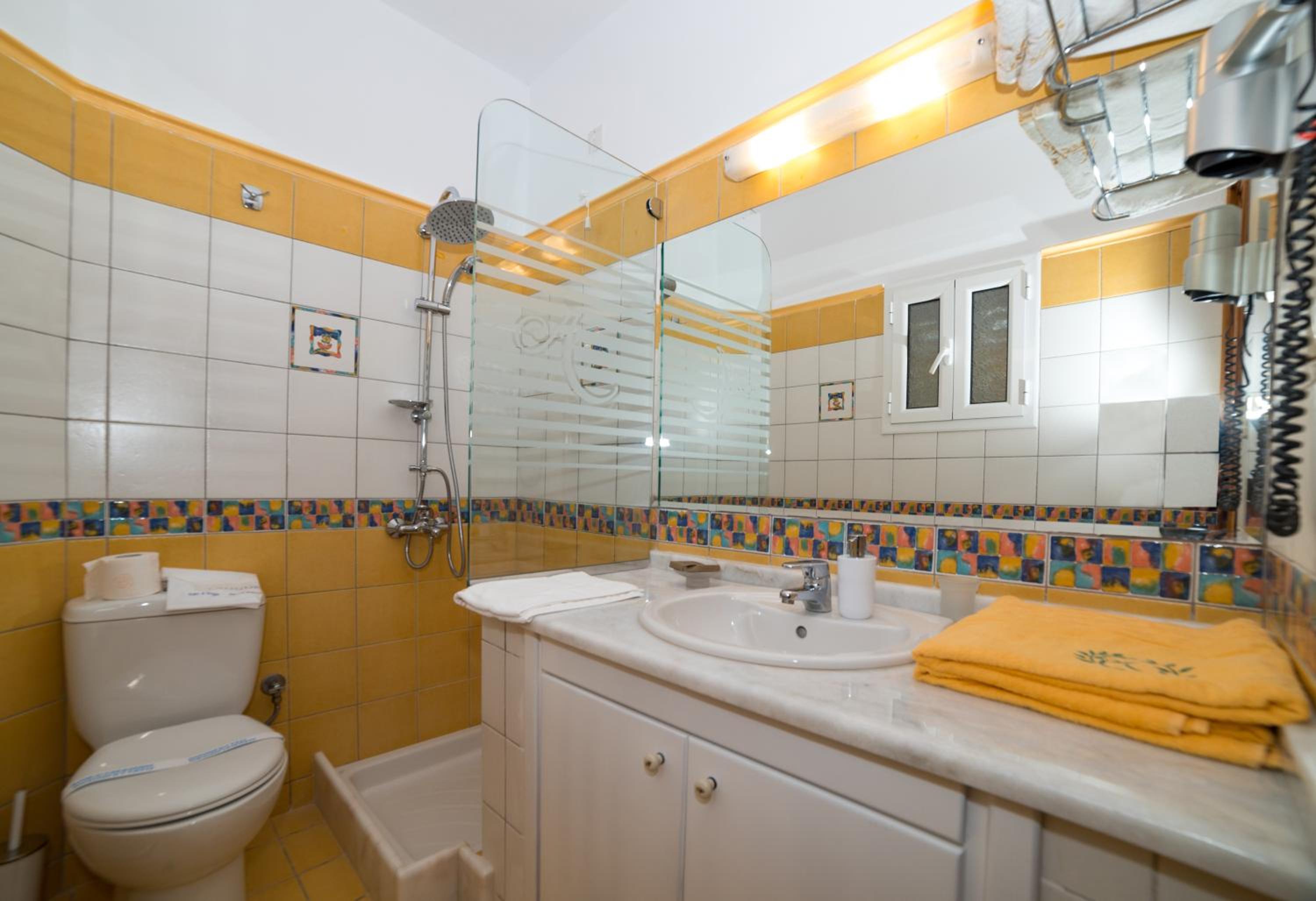 Deluxe Queen Suite - Photo 9
