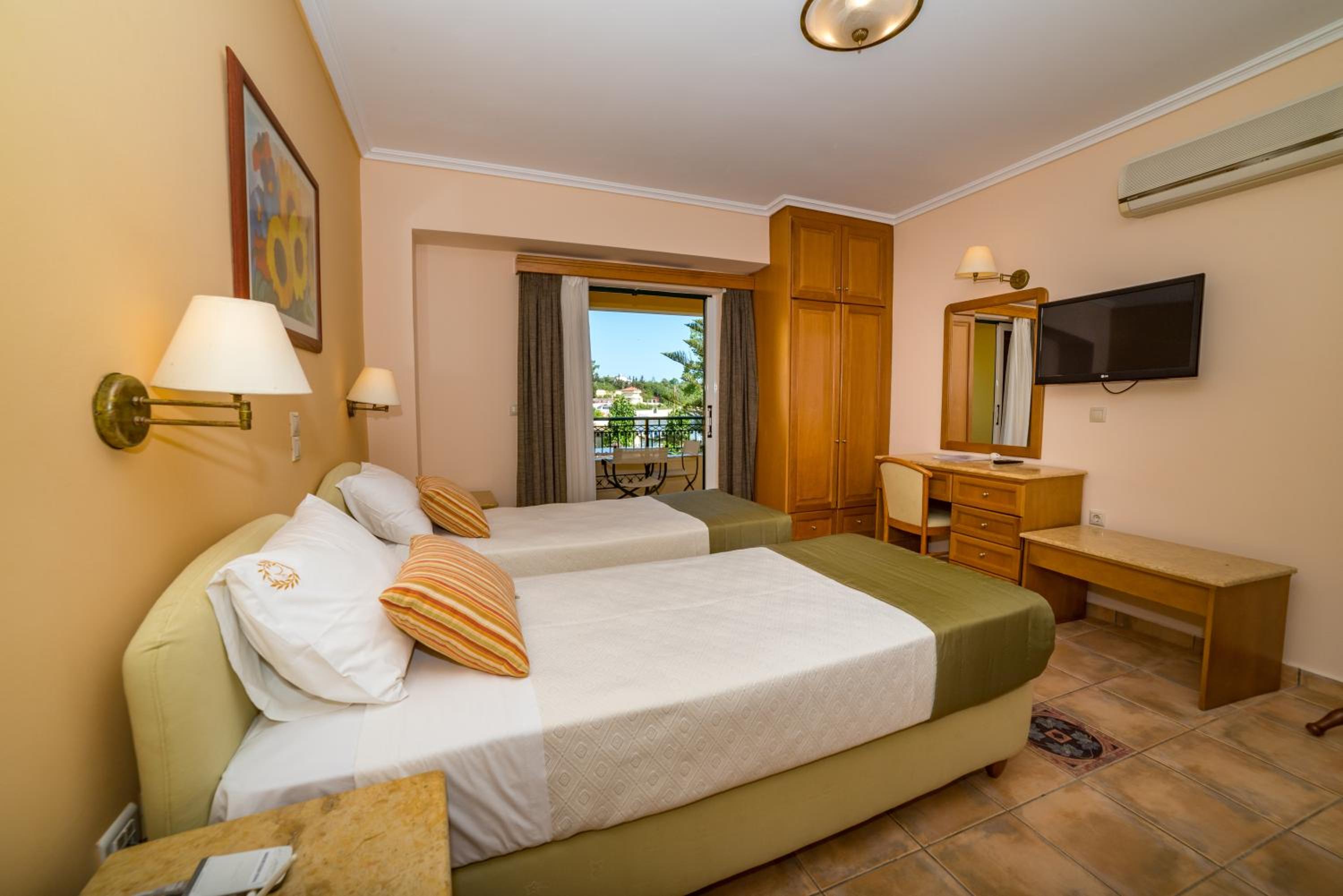 Deluxe Queen Suite - Photo 3