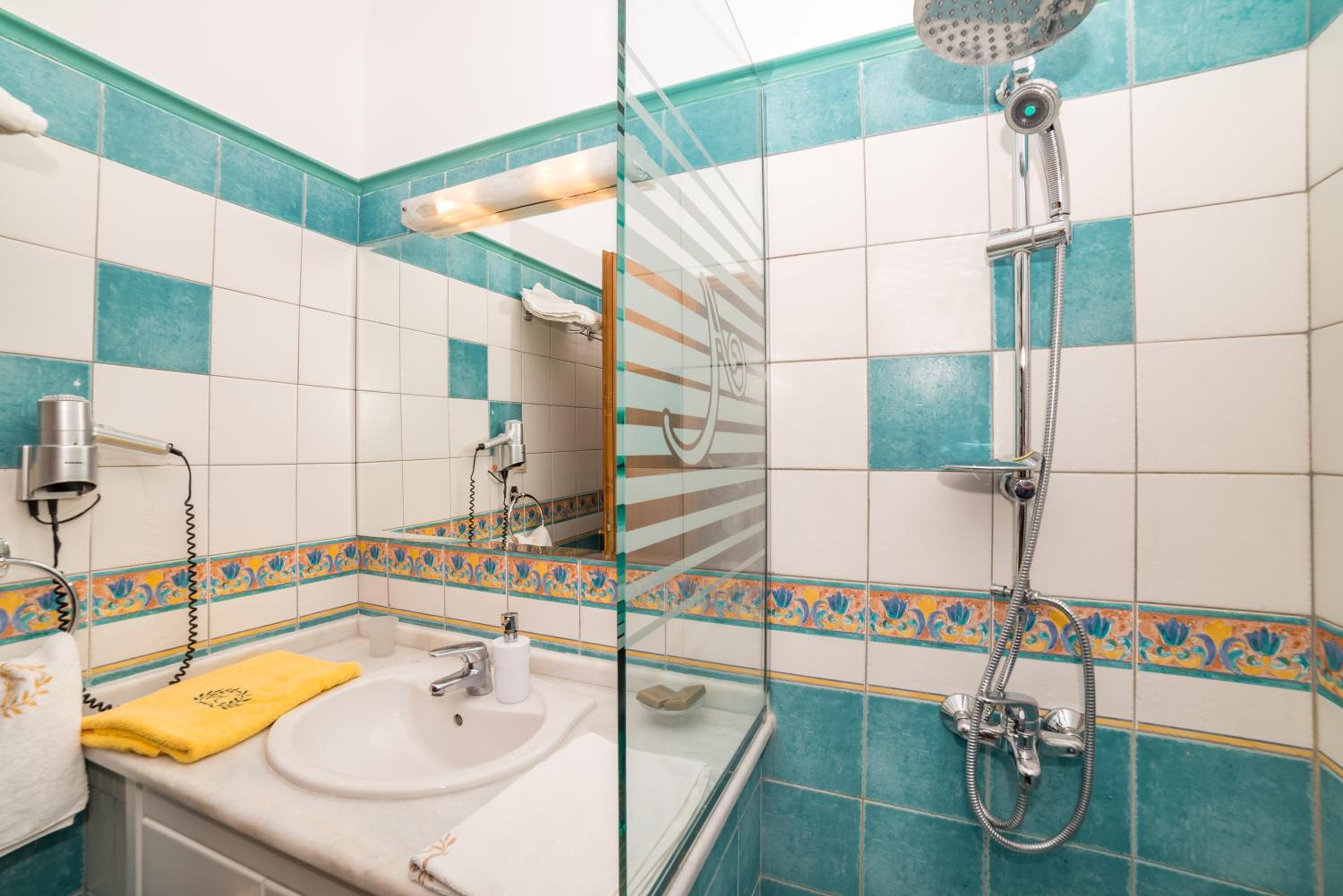 Deluxe Queen Suite - Photo 2