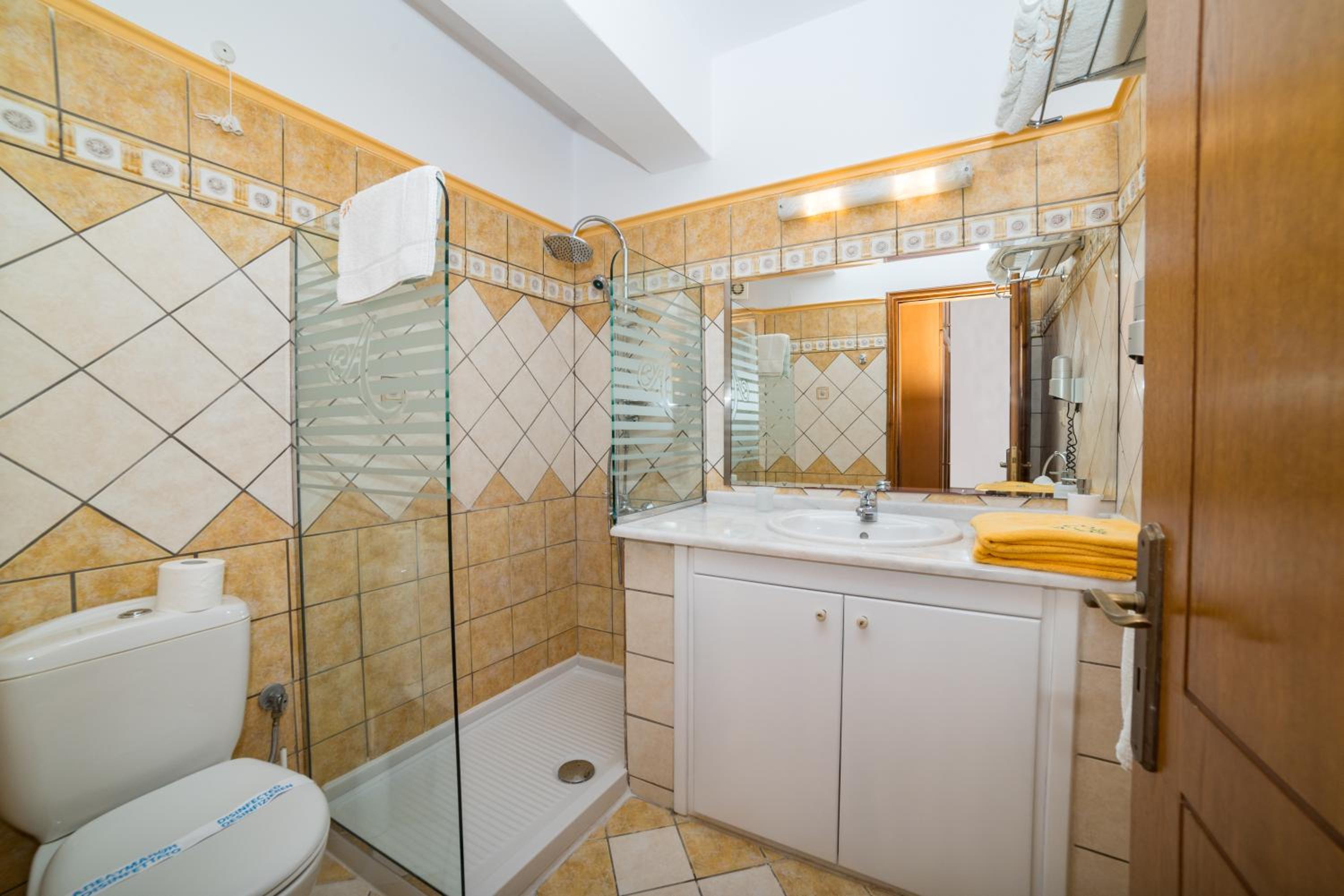 Deluxe Queen Suite - Photo 7