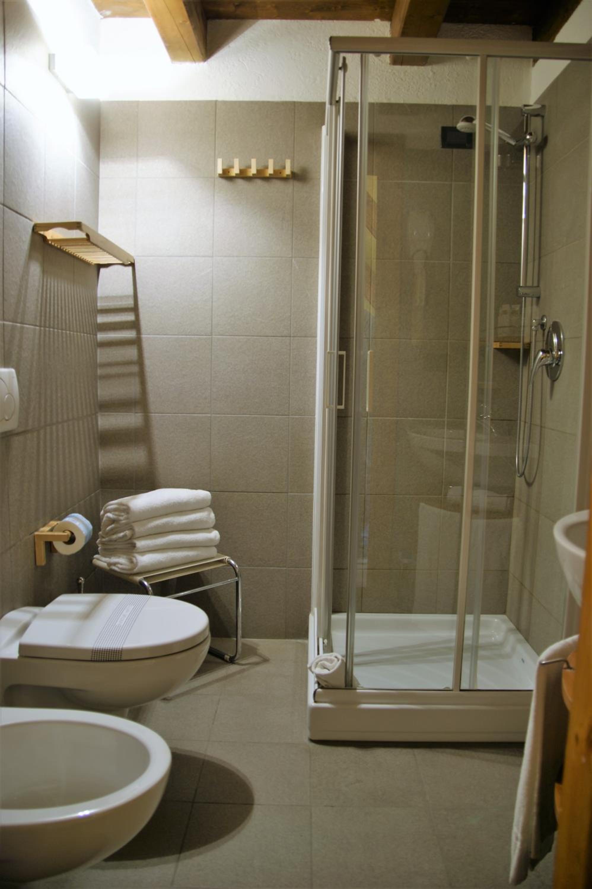 Standard Twin Room - Photo 4