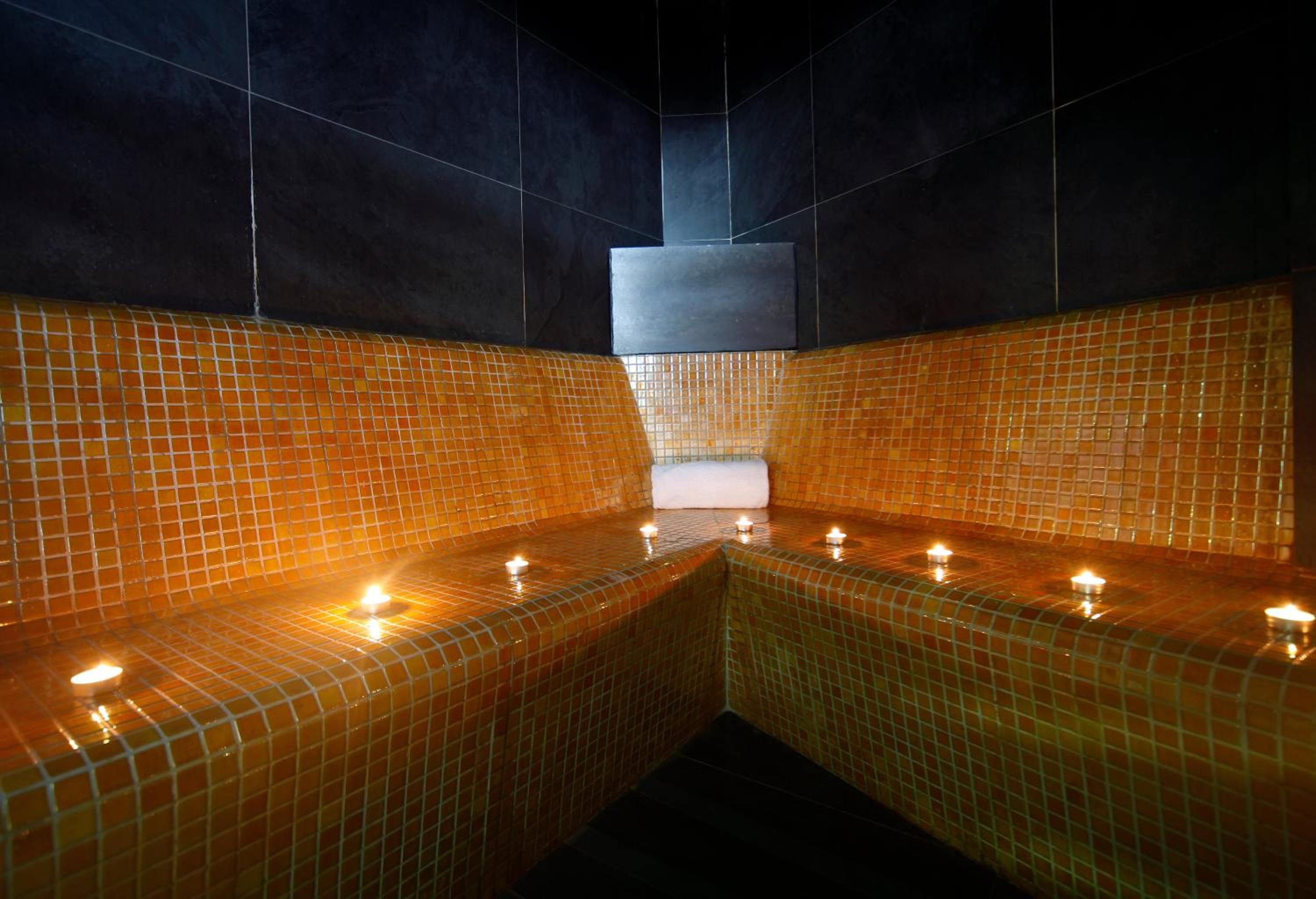 Two-Bedroom Apartment (4 Adults) with Spa Access photo 2