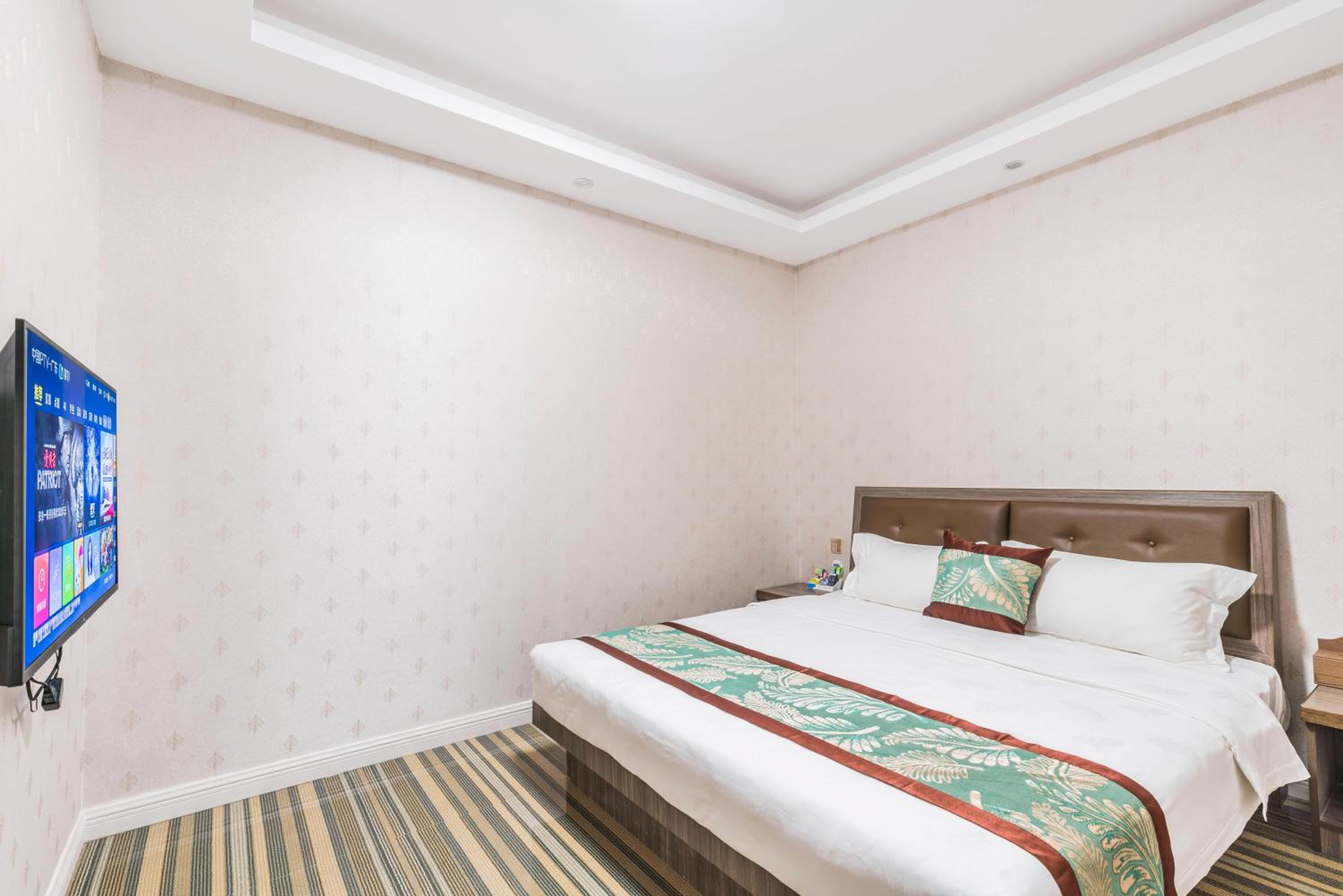 Standard Queen Room photo 2
