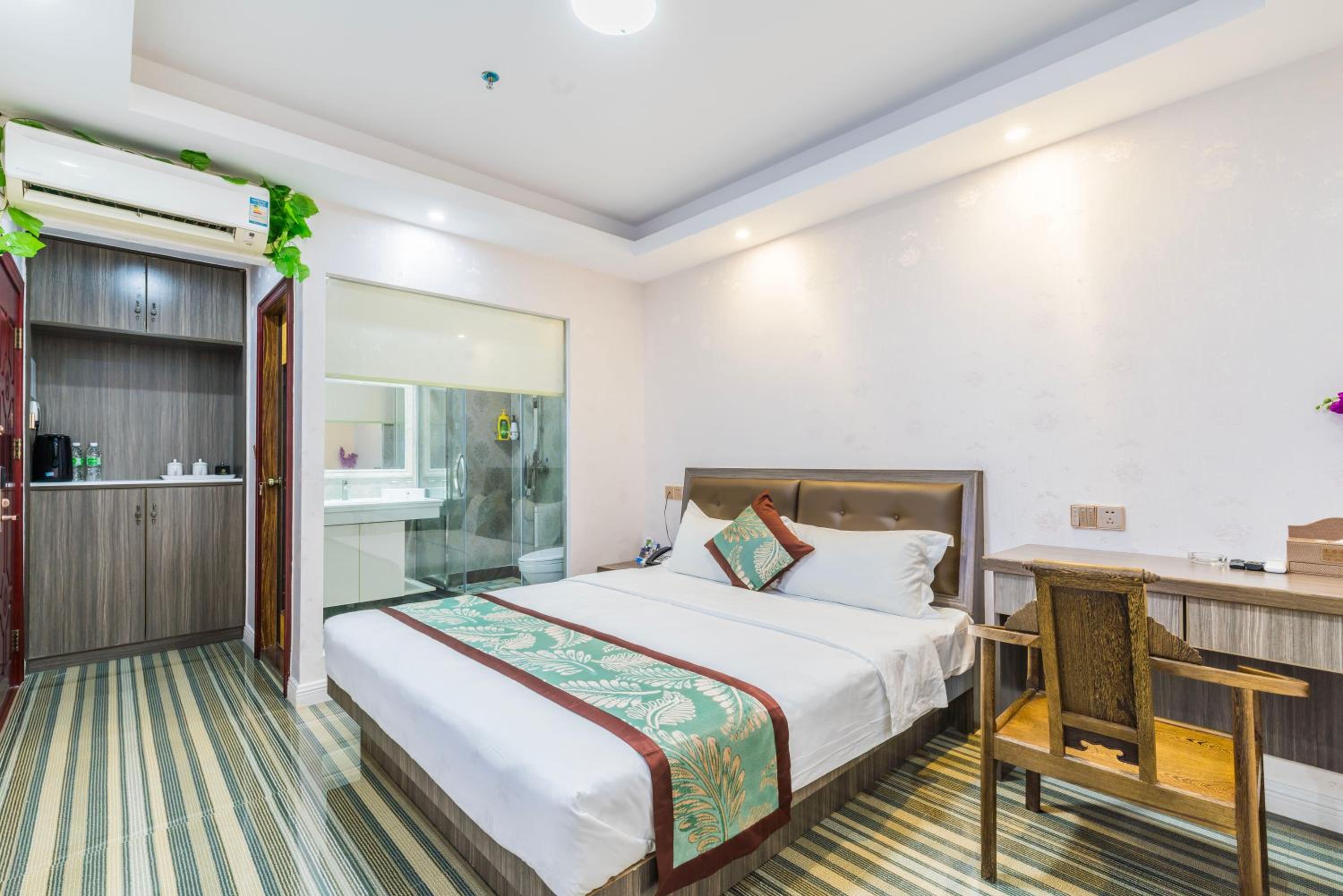 Standard Queen Room