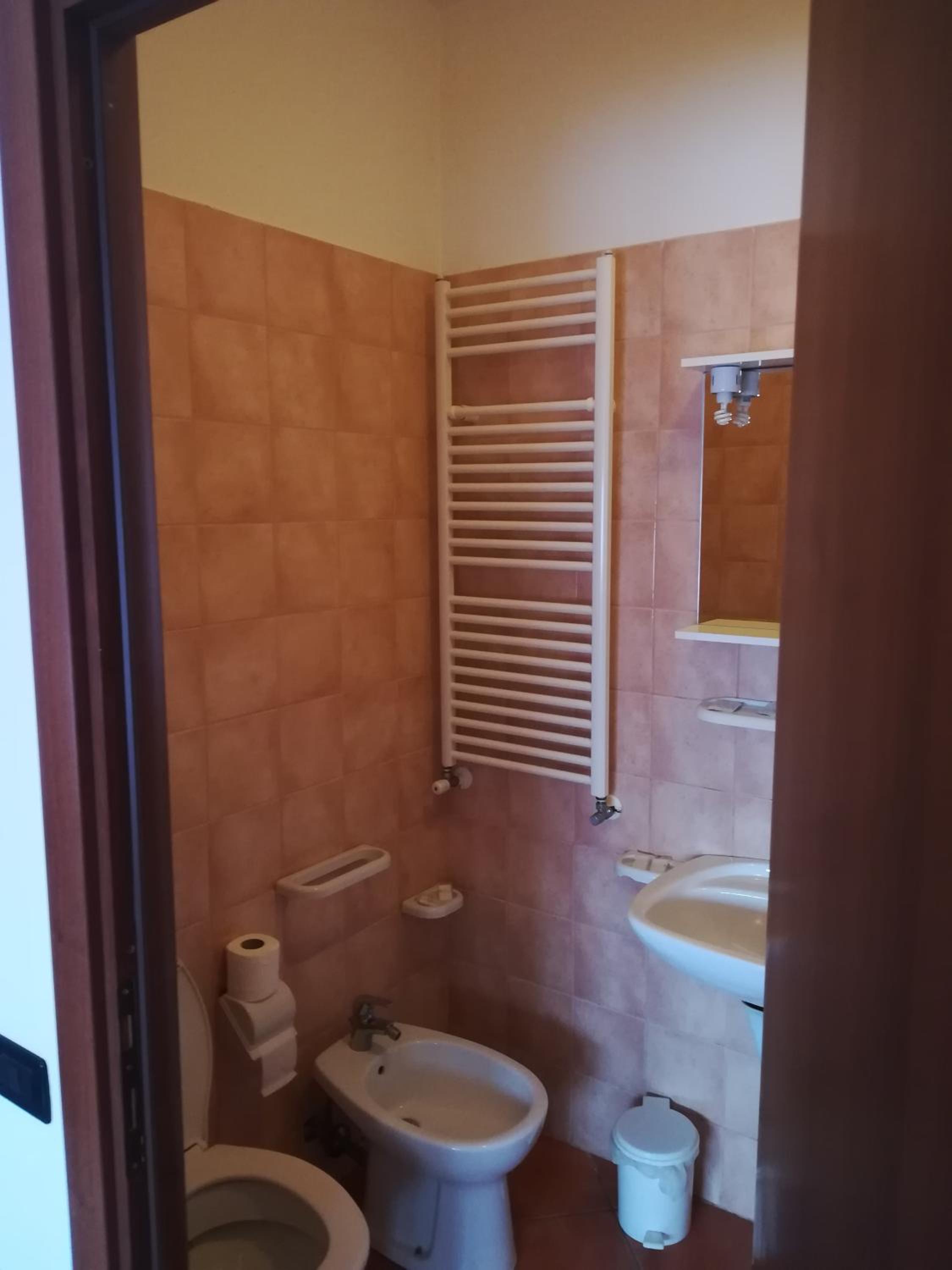 Double Room with Private Bathroom - Photo 2