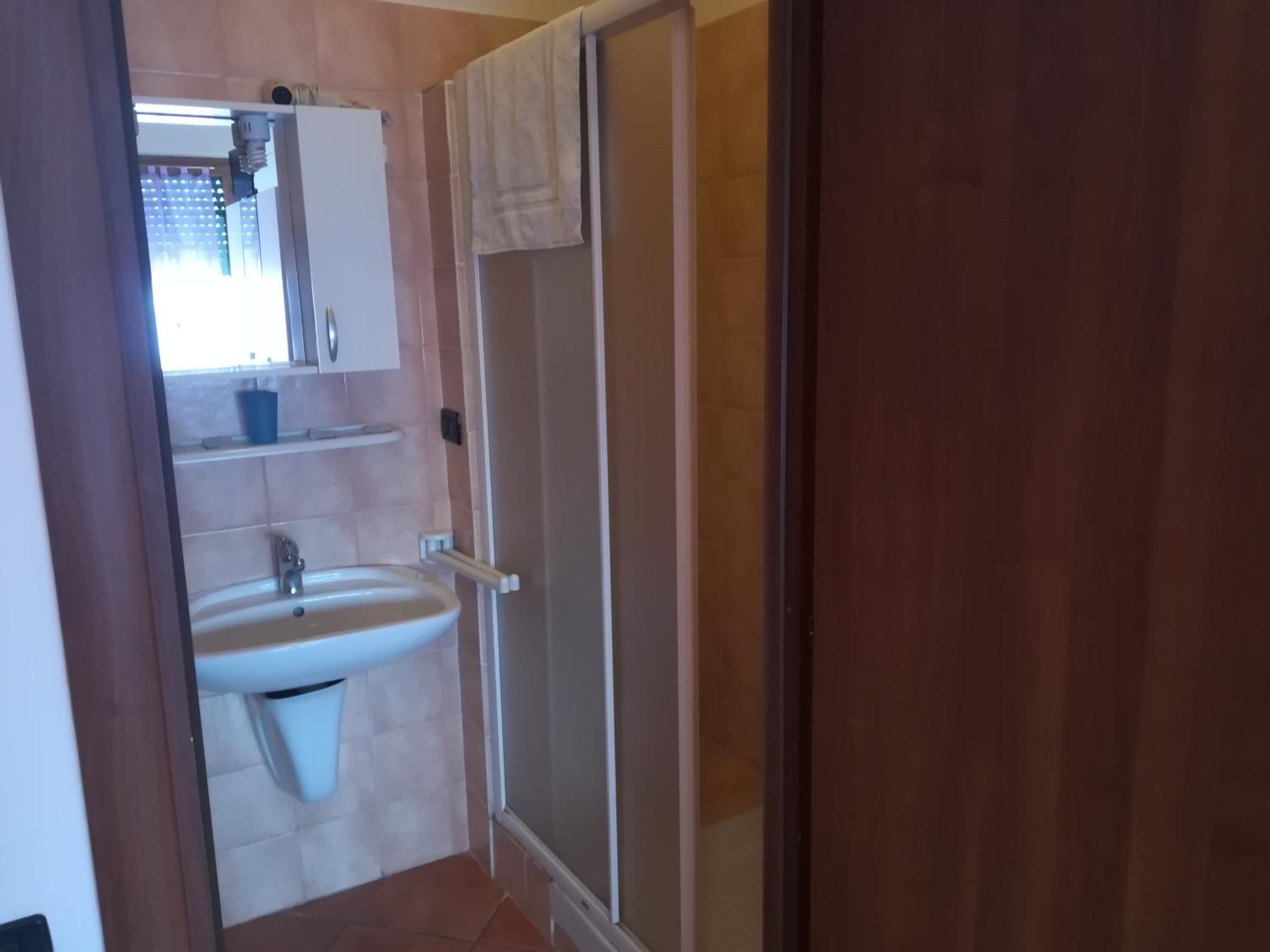 Double Room with Private Bathroom - Photo 3