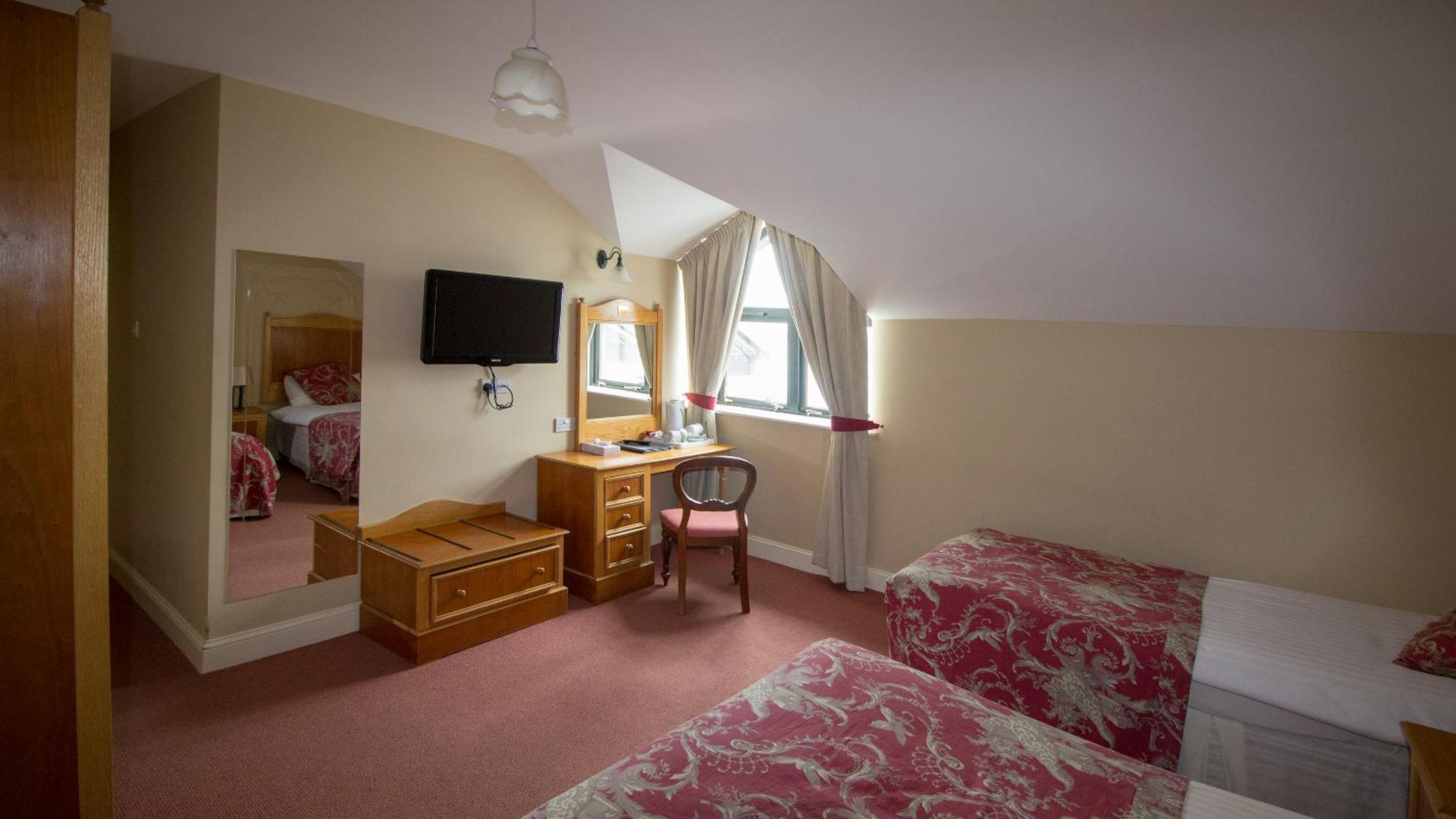 Family Room (2 Adults + 2 Children) - Photo 4