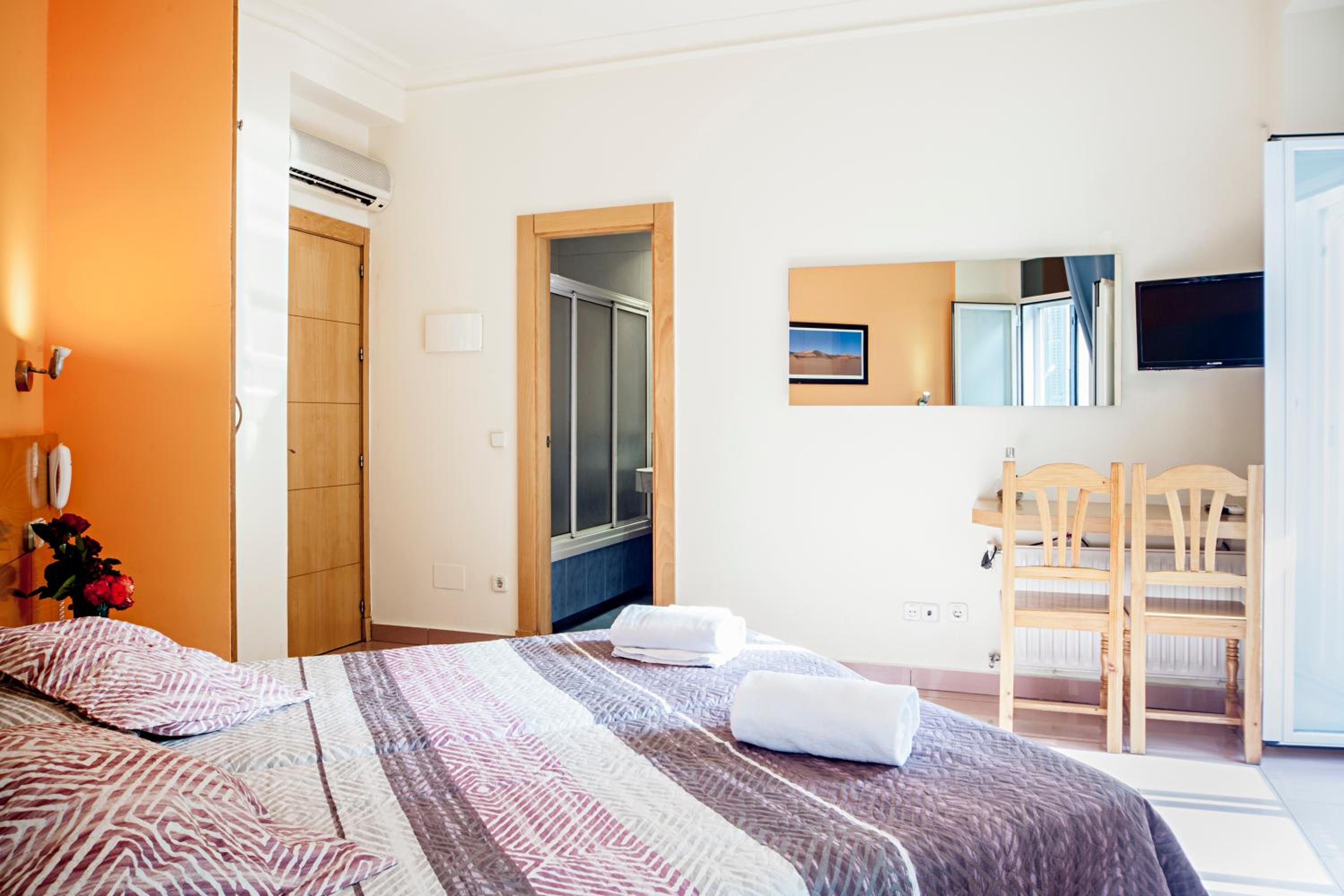 Twin Room - Photo 3