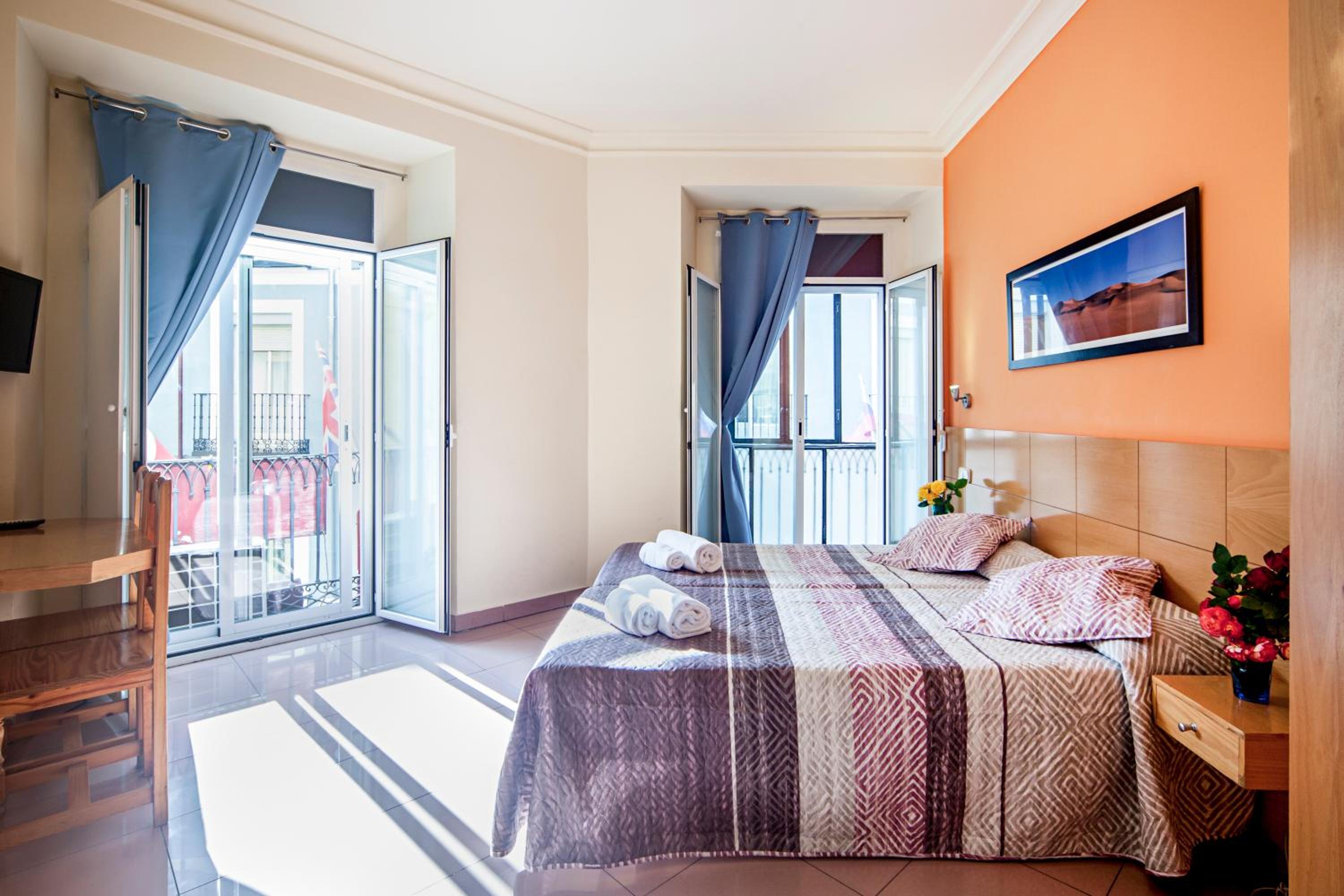 Twin Room - Photo 2
