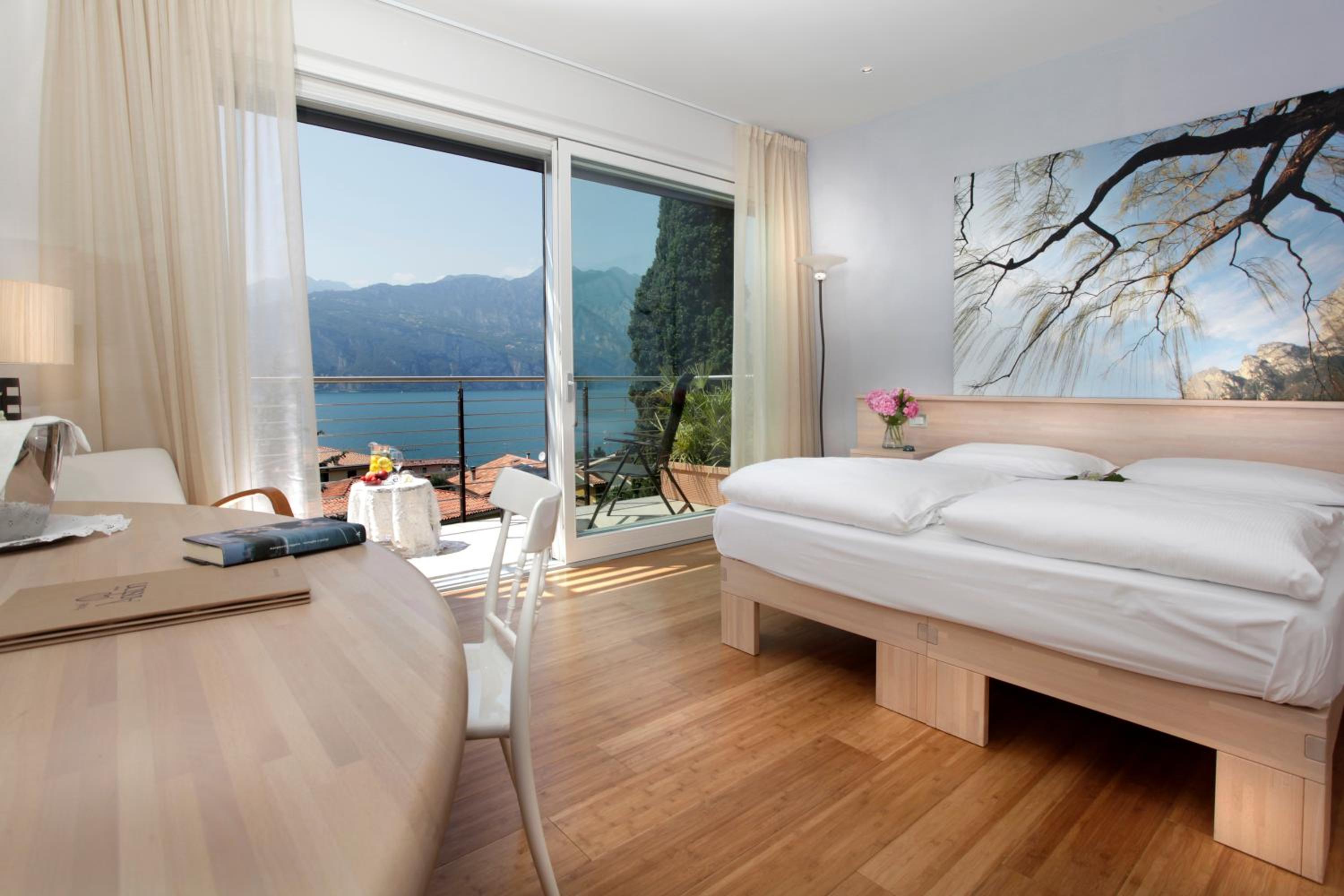 Executive Double with Balcony and Lake View photo 2