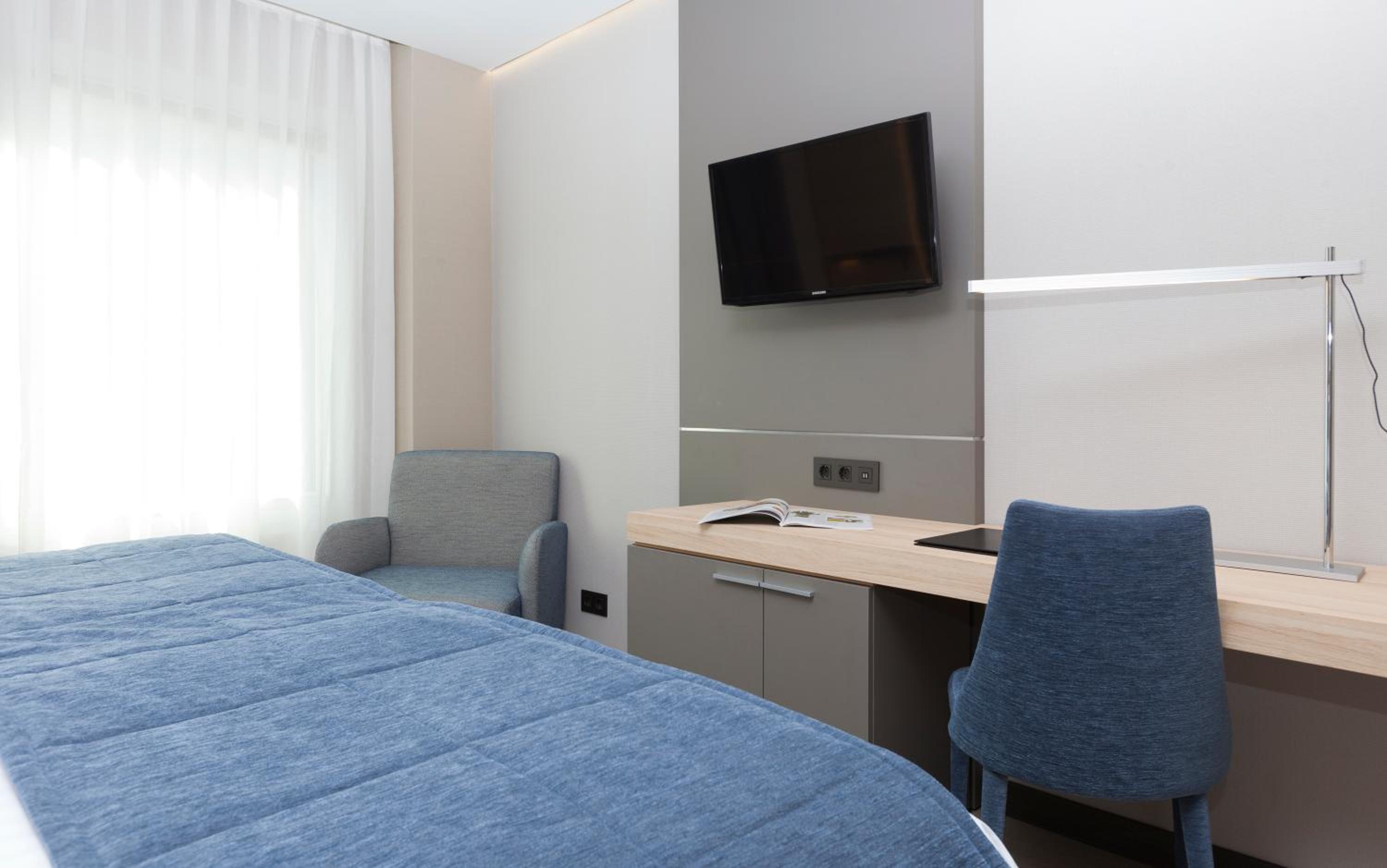 Deluxe Double Room with King Bed thumbnail 5