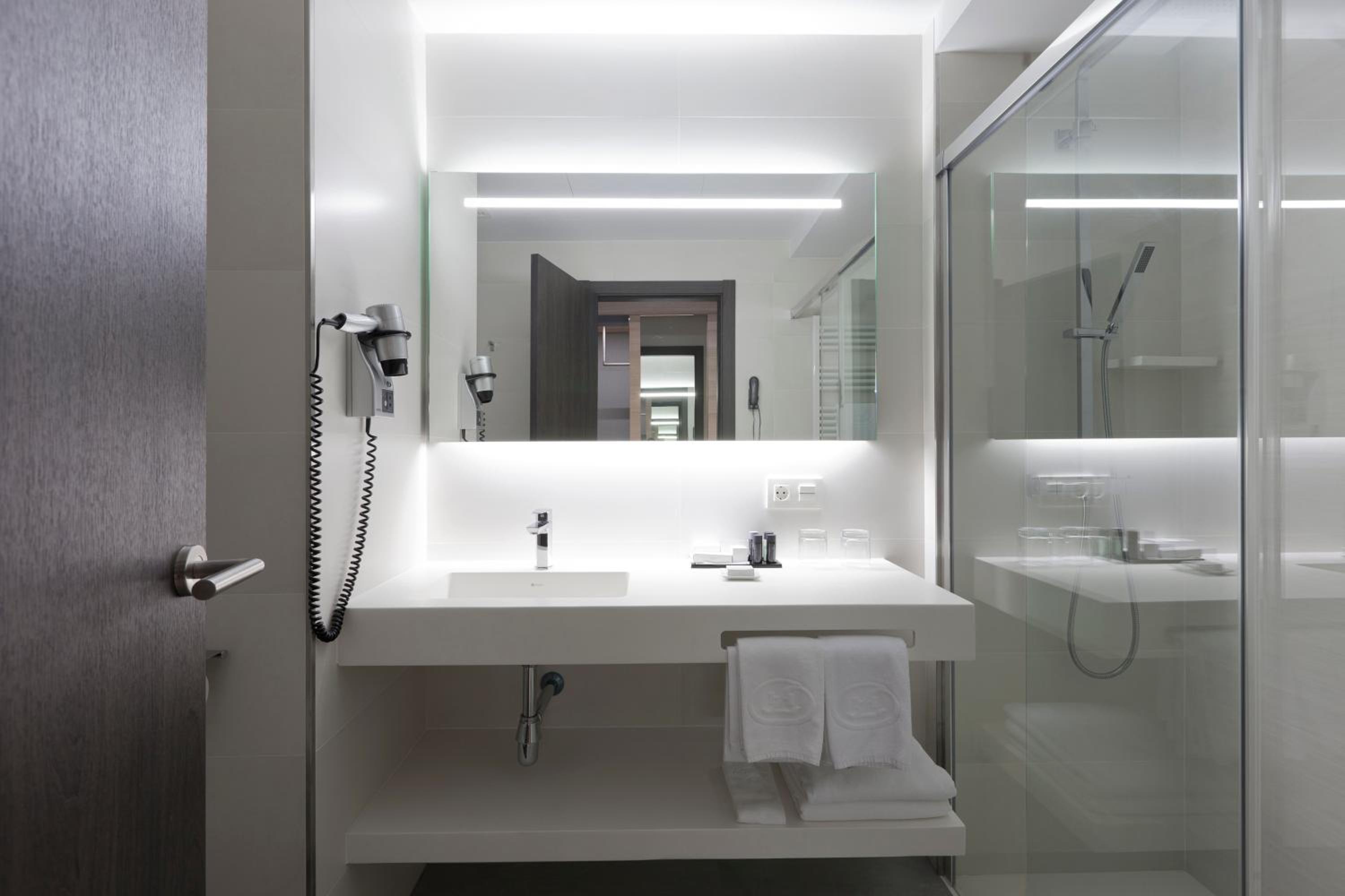 Deluxe Double Room with King Bed - Photo 9