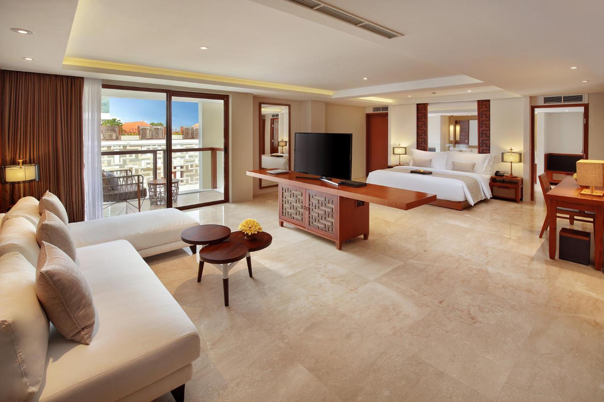 Deluxe Suite with Spa Bath and One-Time Mini-bar