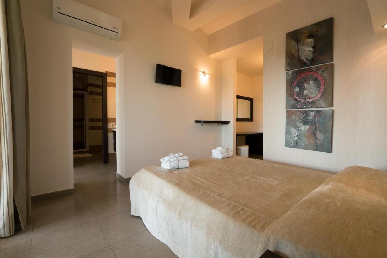 Double or Twin Room - Photo 9