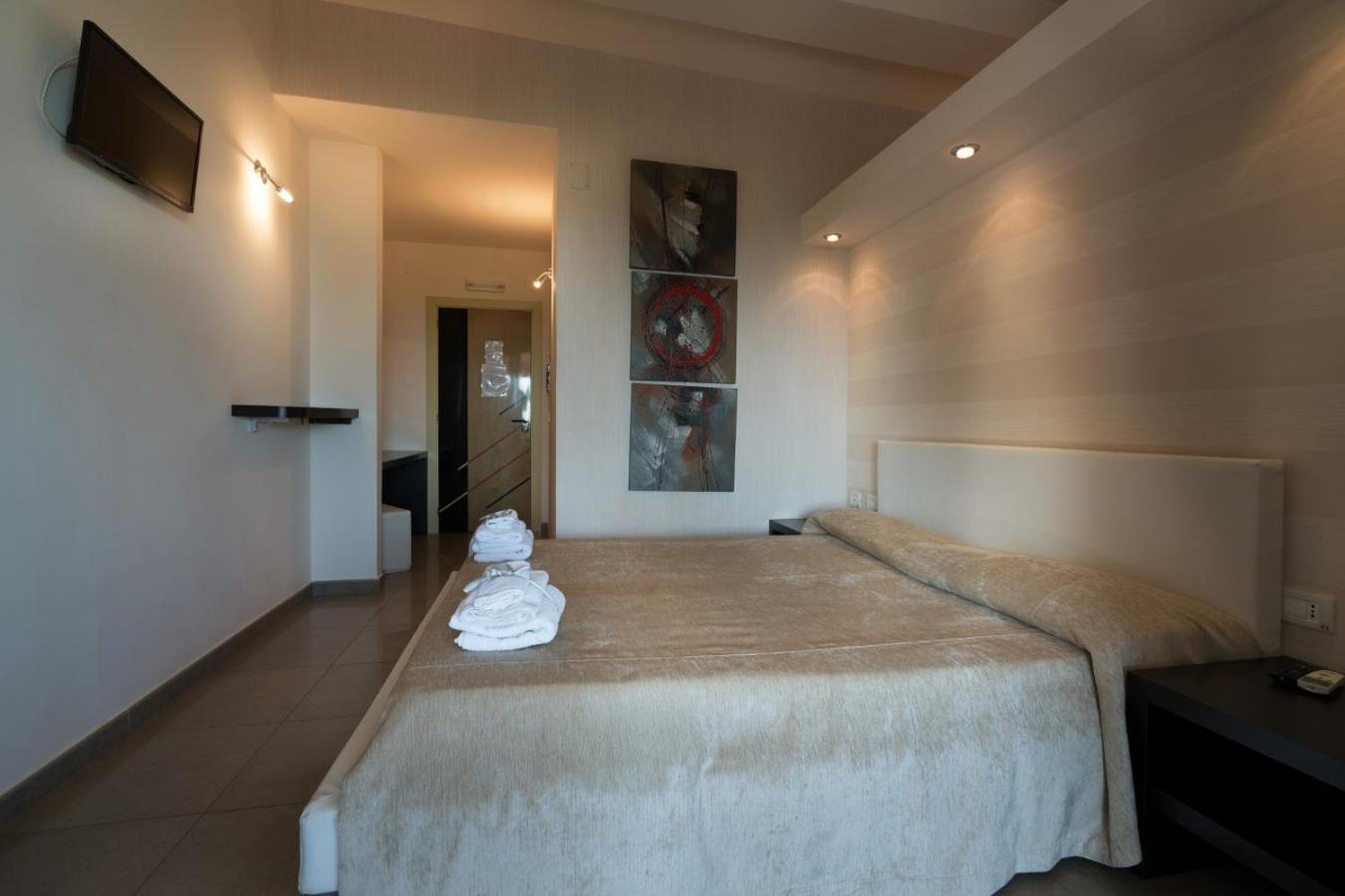 Double or Twin Room - Photo 8