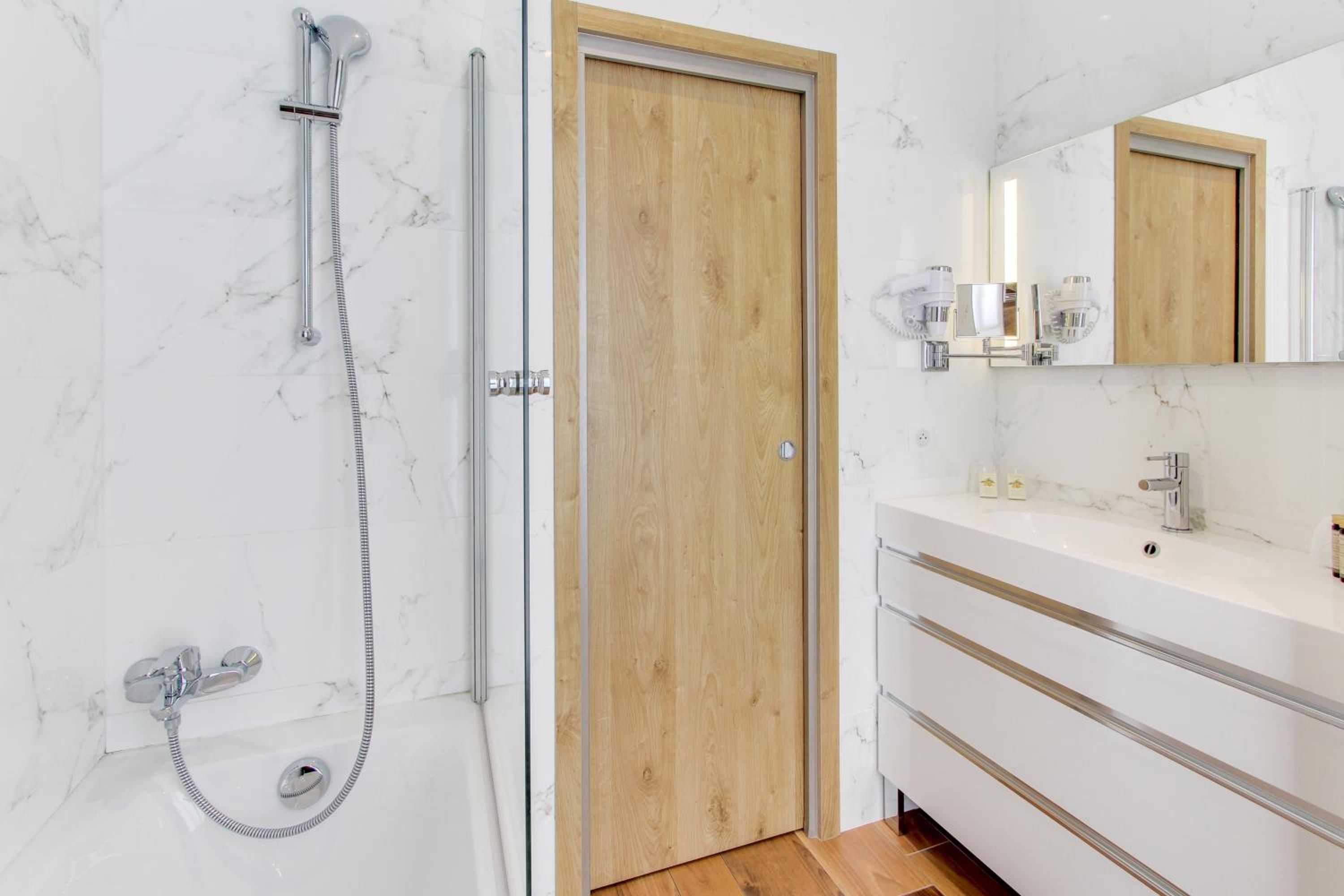 Standard Double or Twin Room - Photo 6