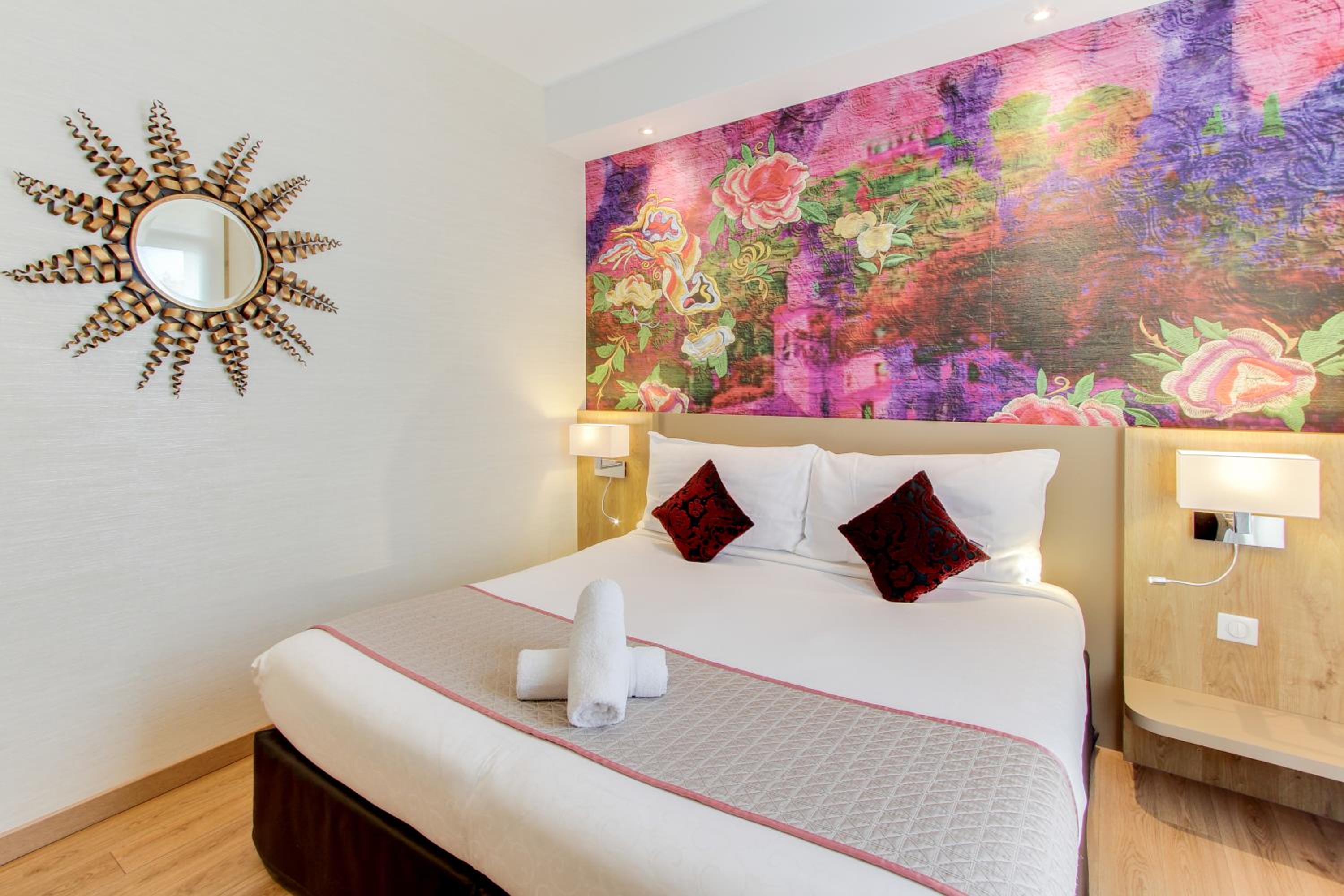 Standard Double or Twin Room - Photo 8