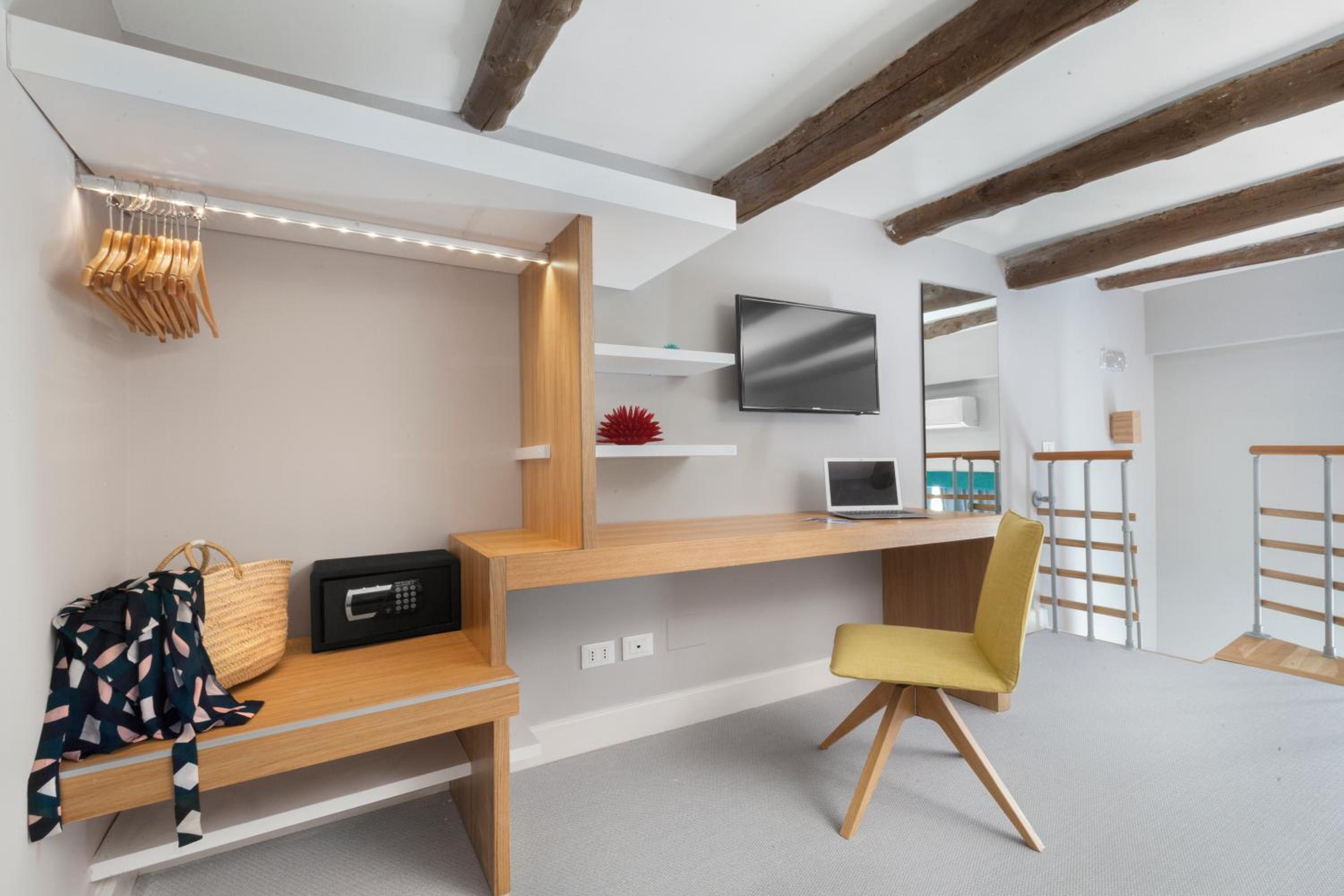Large Double Room - Split Level photo 3
