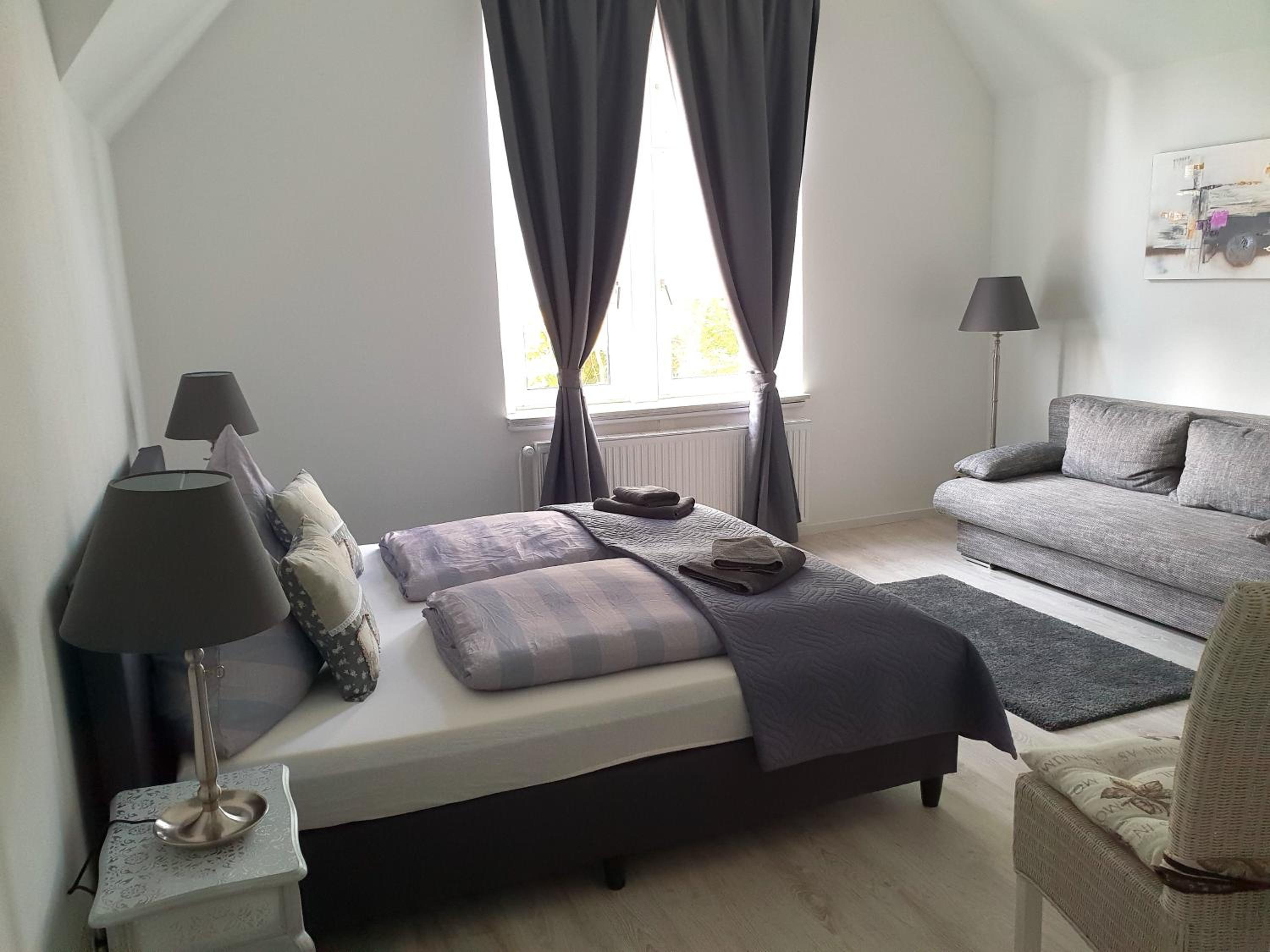 Large Double Room - Photo 5