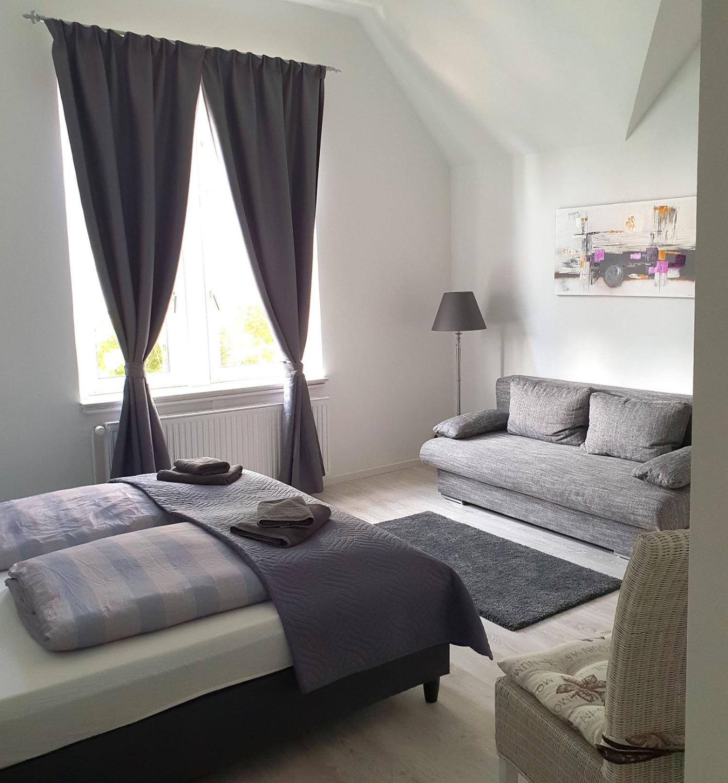 Large Double Room - Photo 1