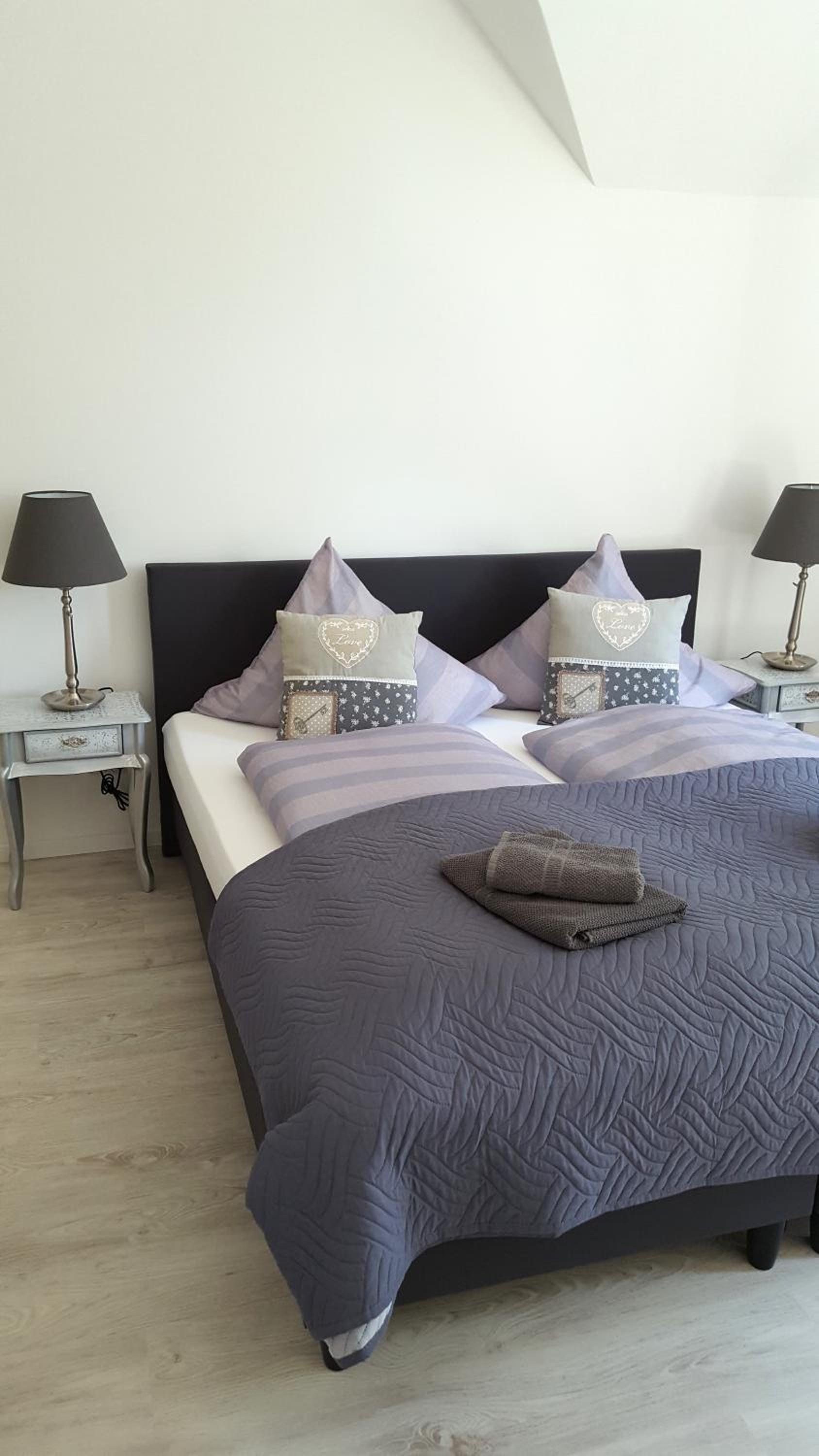 Large Double Room - Photo 4