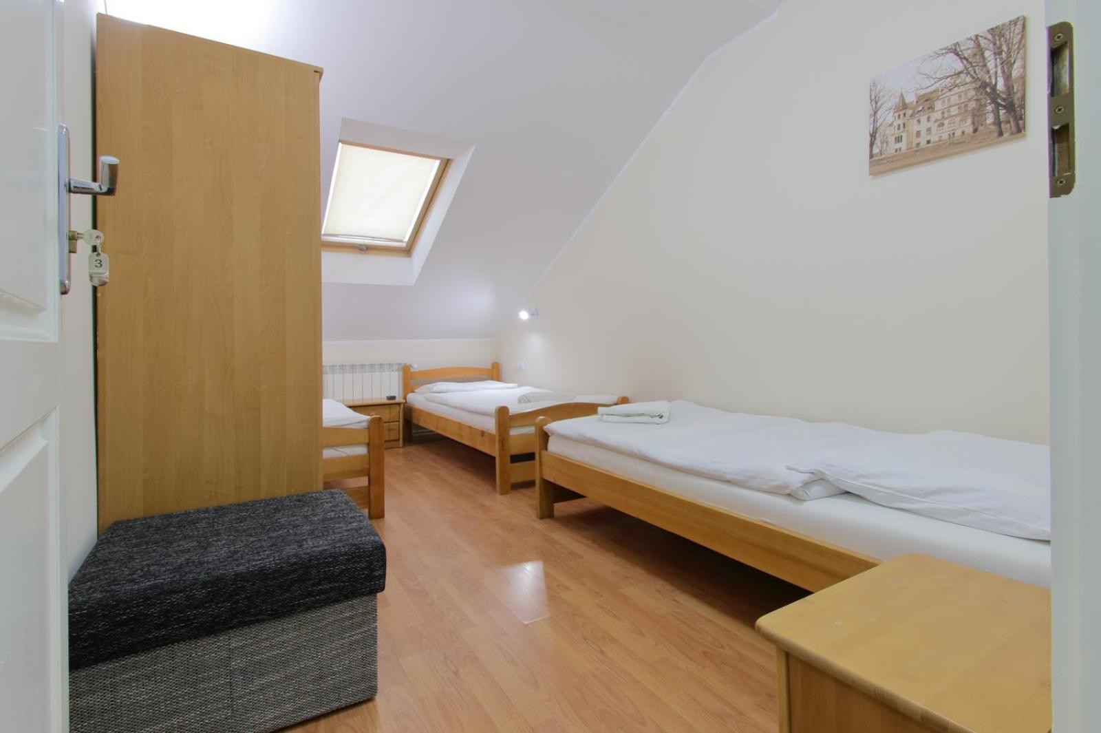 Economy Triple Room with Shared Bathroom photo 2