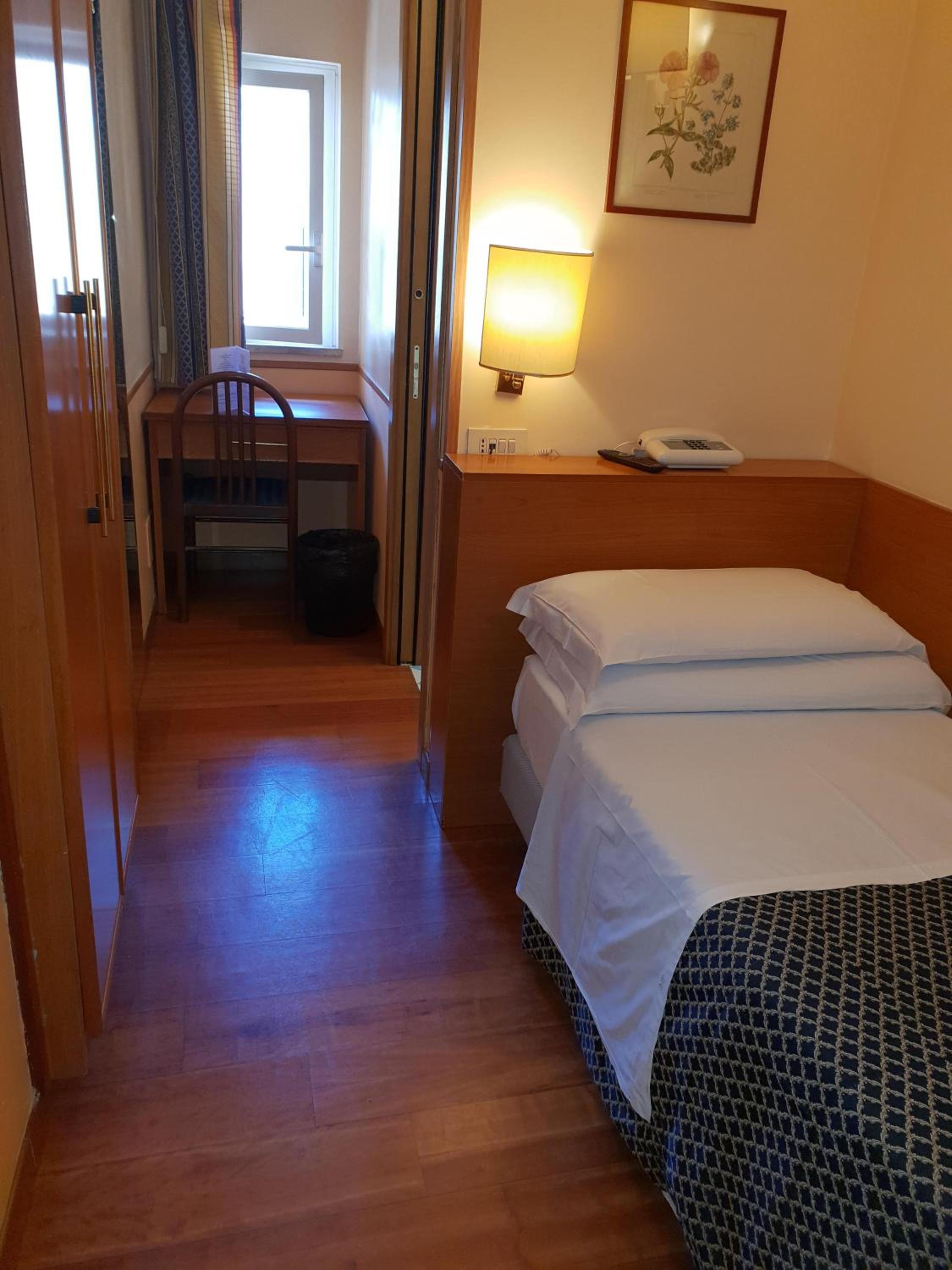 Single Room photo 2
