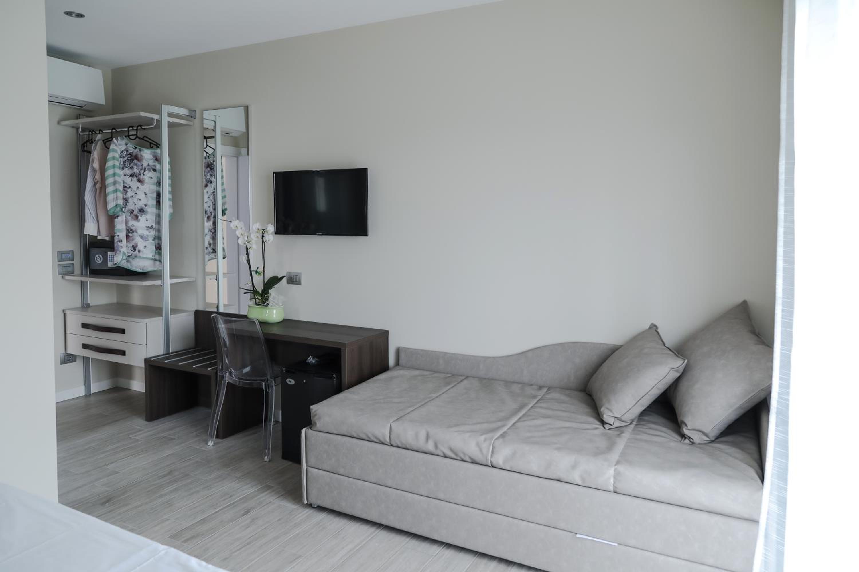Superior Double or Twin Room with Lake View photo 2