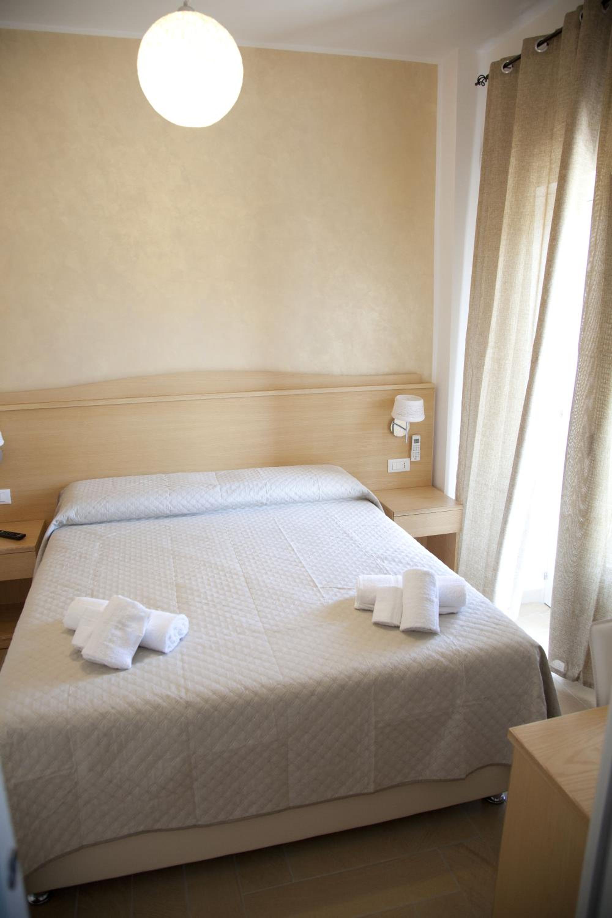 Double Room with Balcony and Sea View - Photo 1