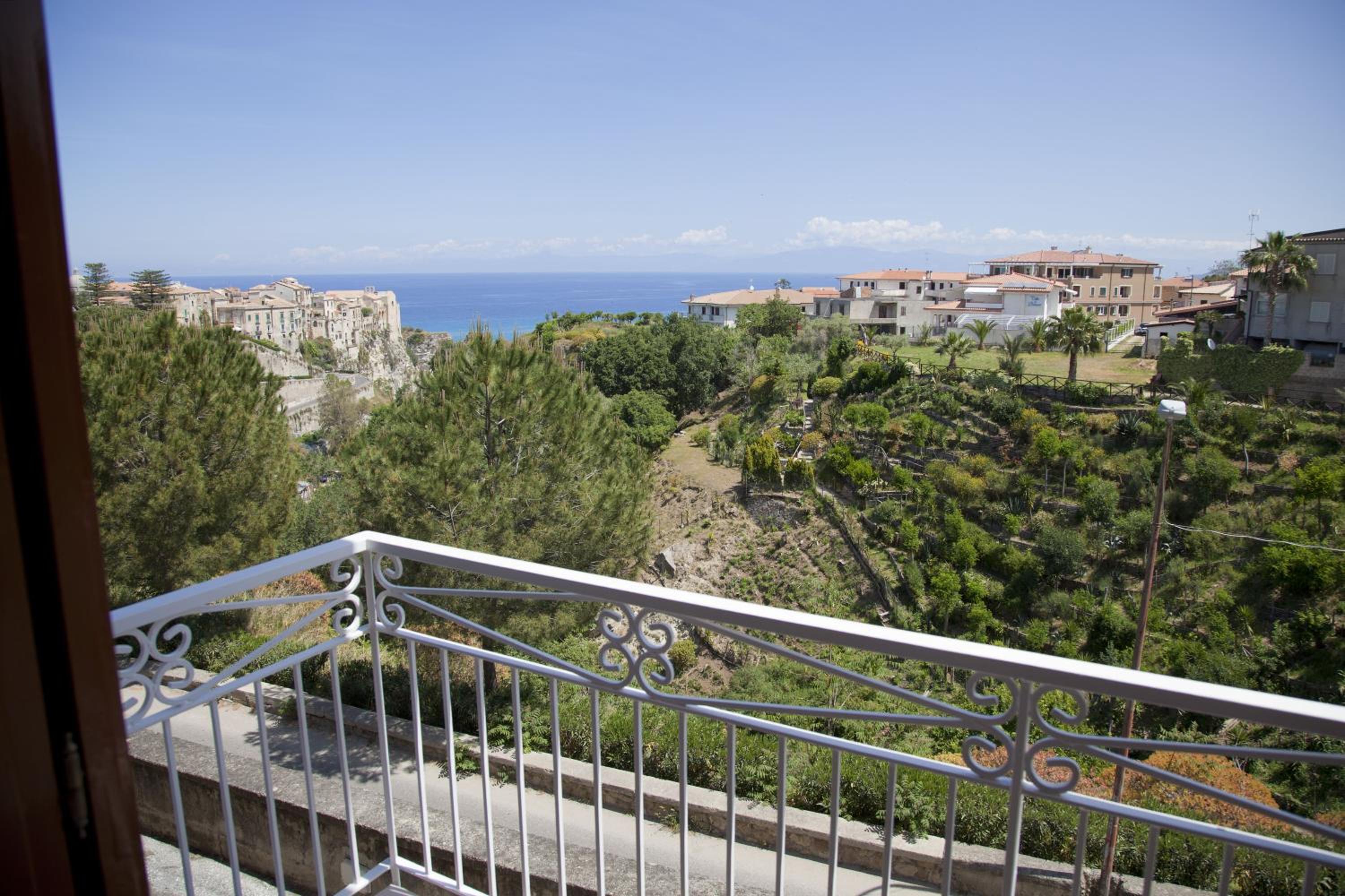 Double Room with Balcony and Sea View - Photo 5