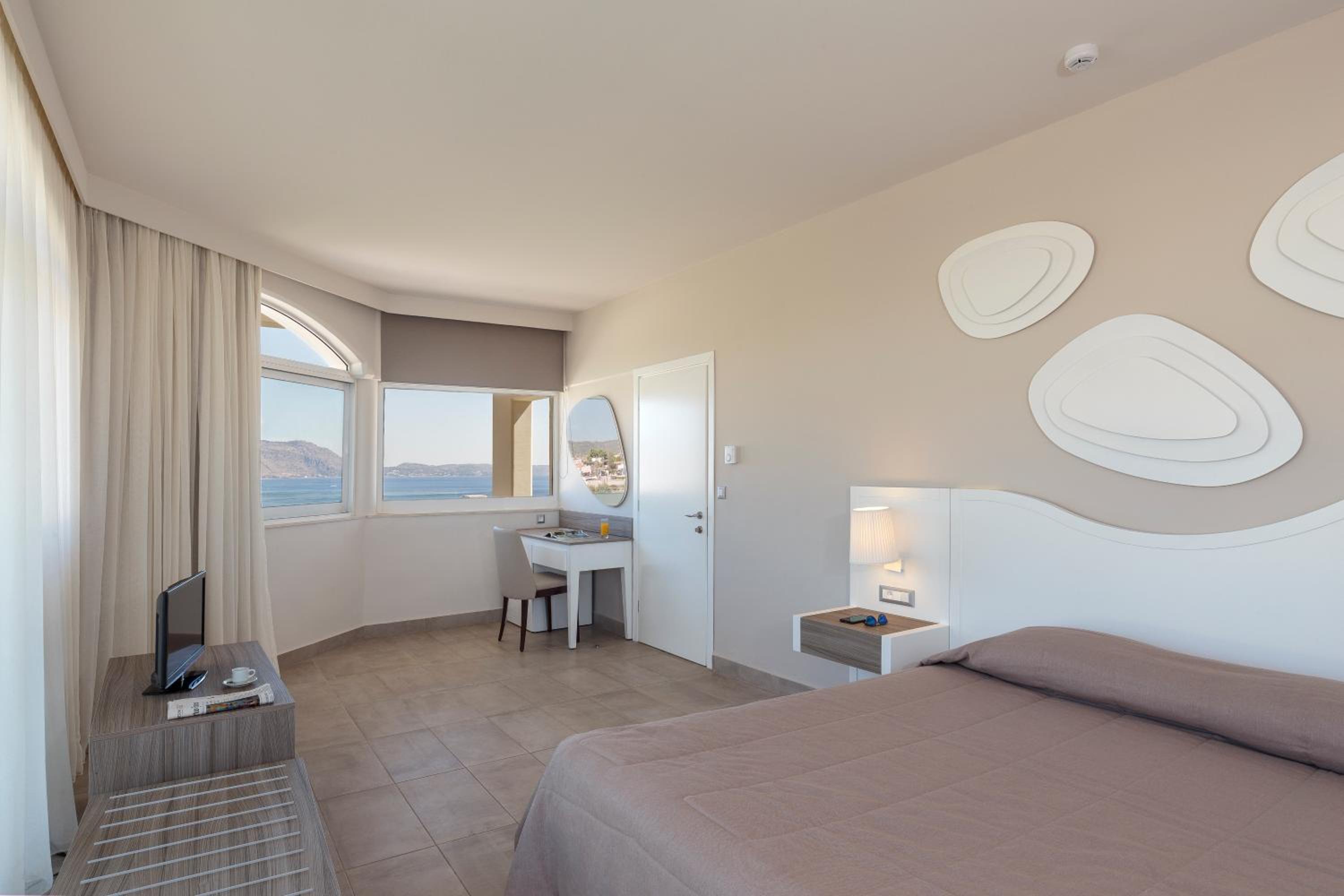 Family Suite with 2 Bedrooms - Photo 2