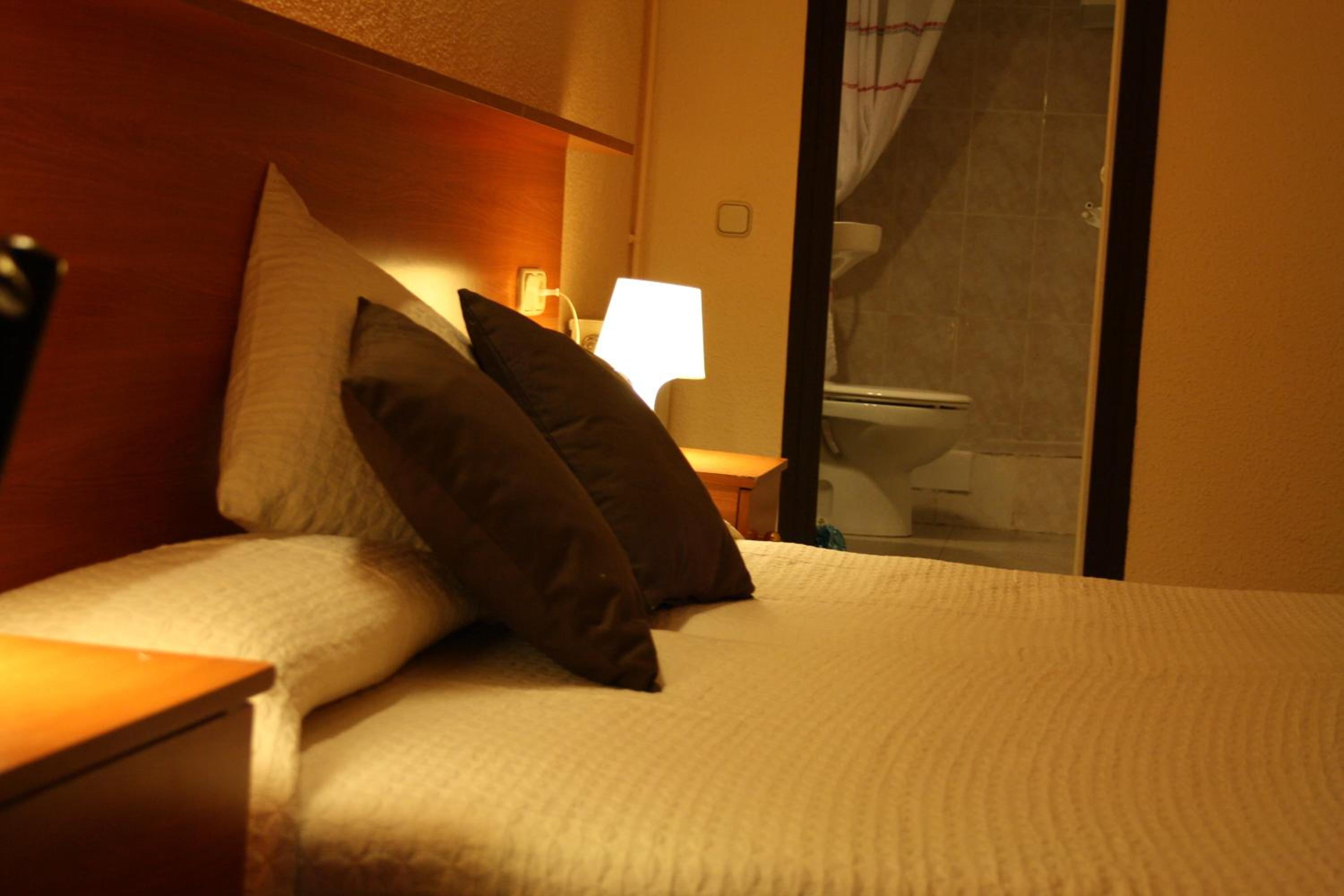 Twin Room with Private Bathroom photo 2