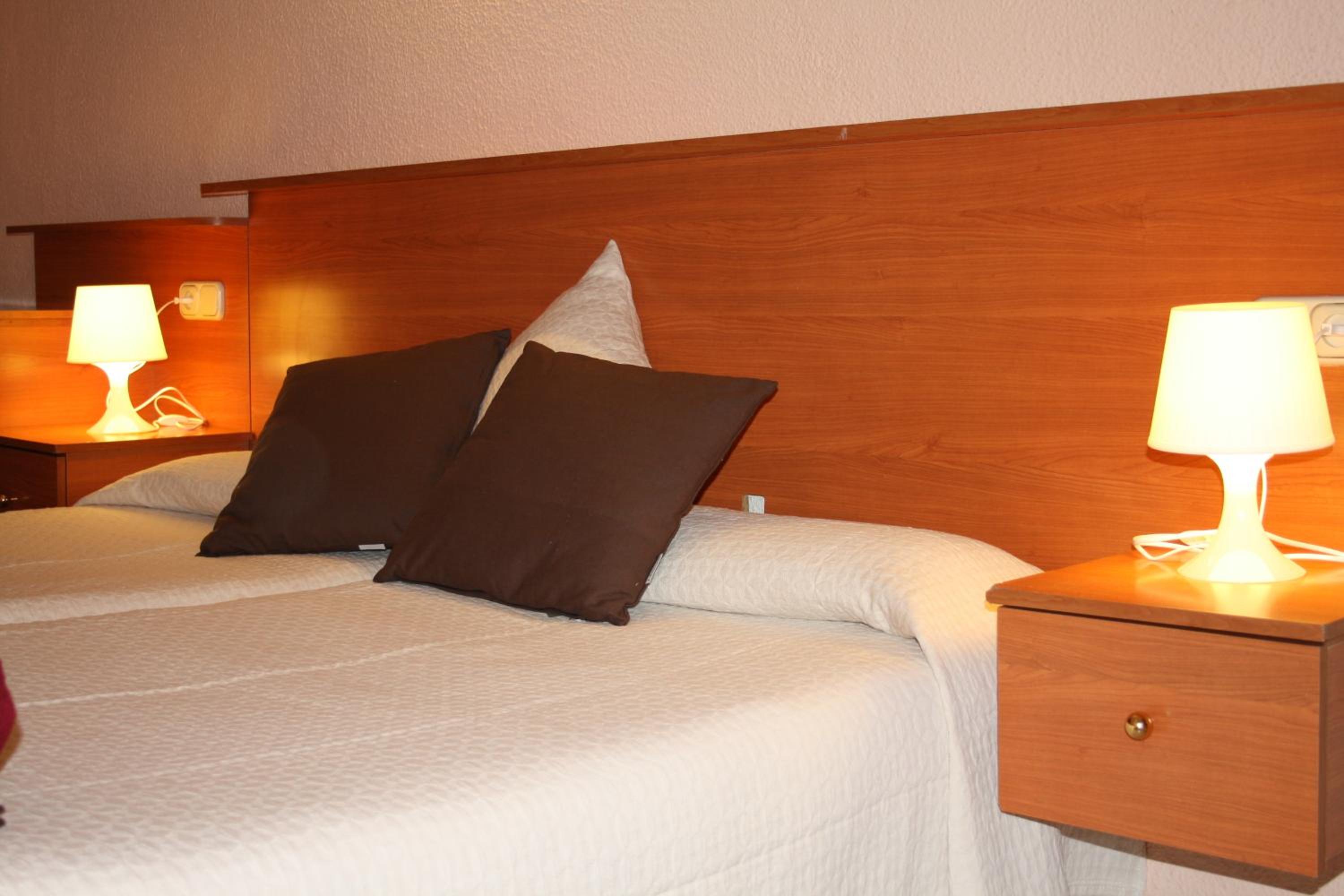 Twin Room with Private Bathroom photo 3