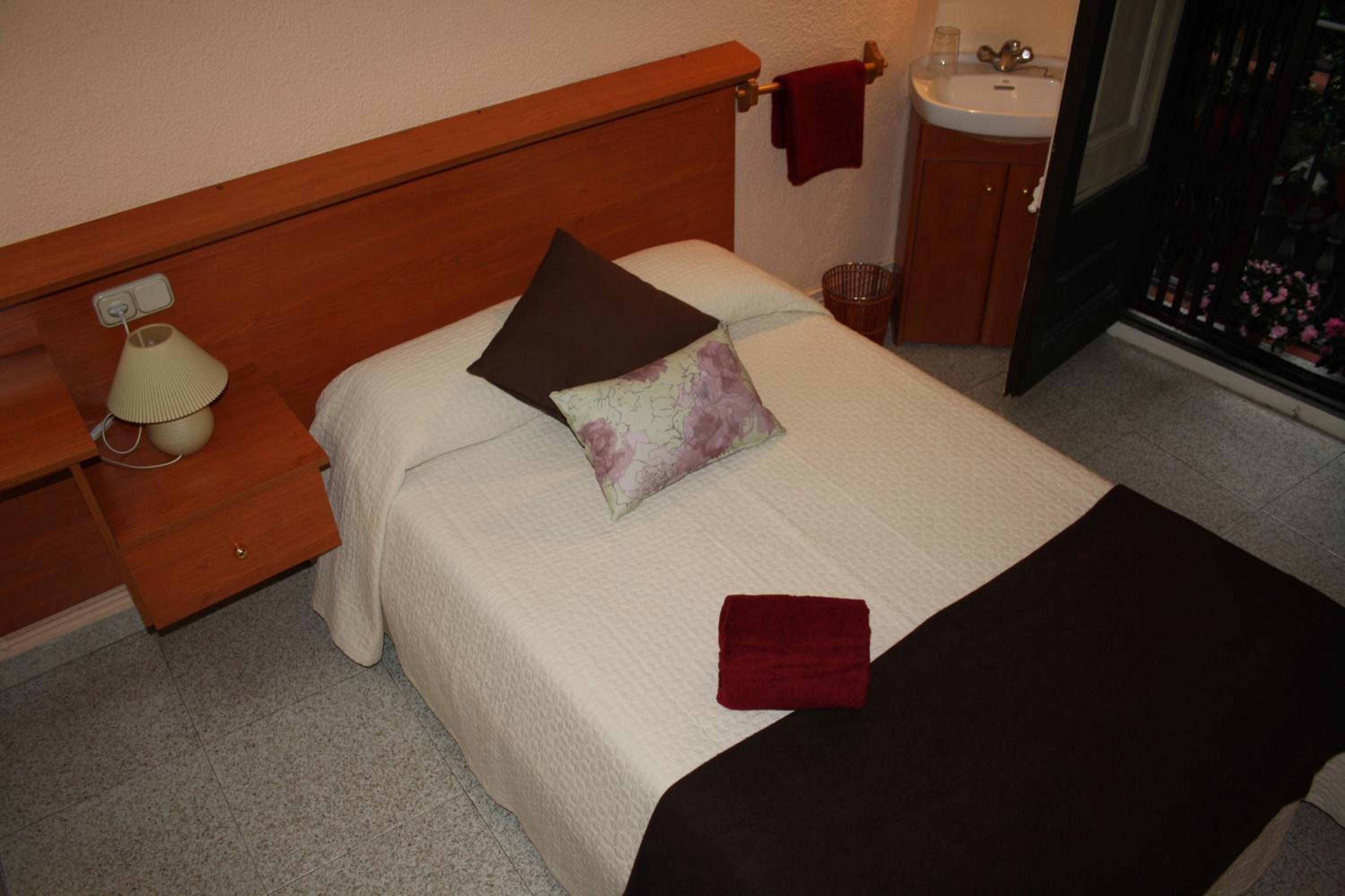 Single Room with Shared Bathroom photo 2