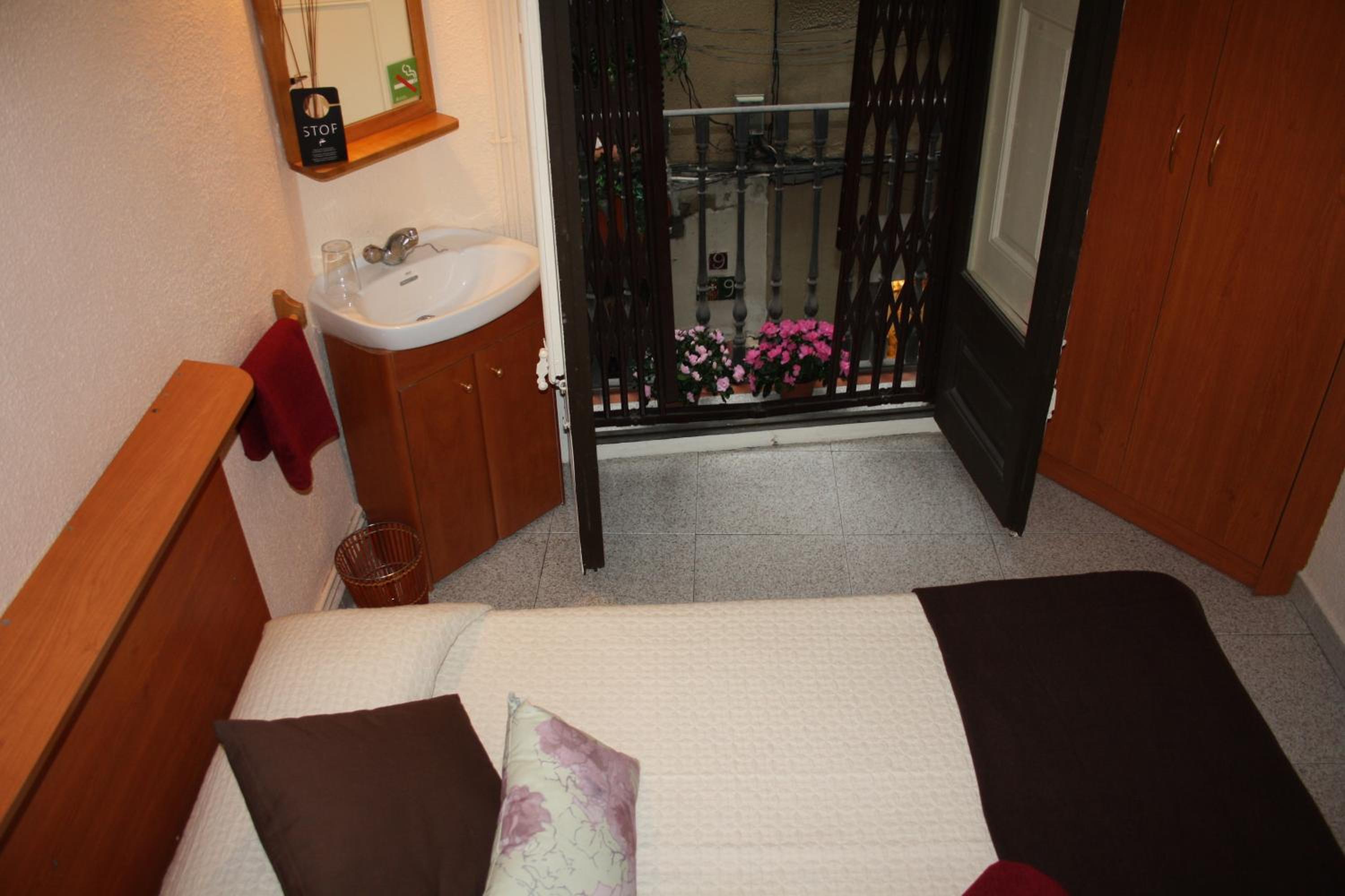 Habitación individual con baño compartido